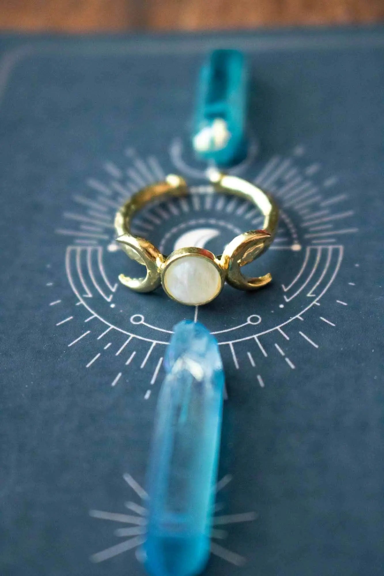 Bague Celestine en Labradorite blanche et triple lune dorée lunamanashop