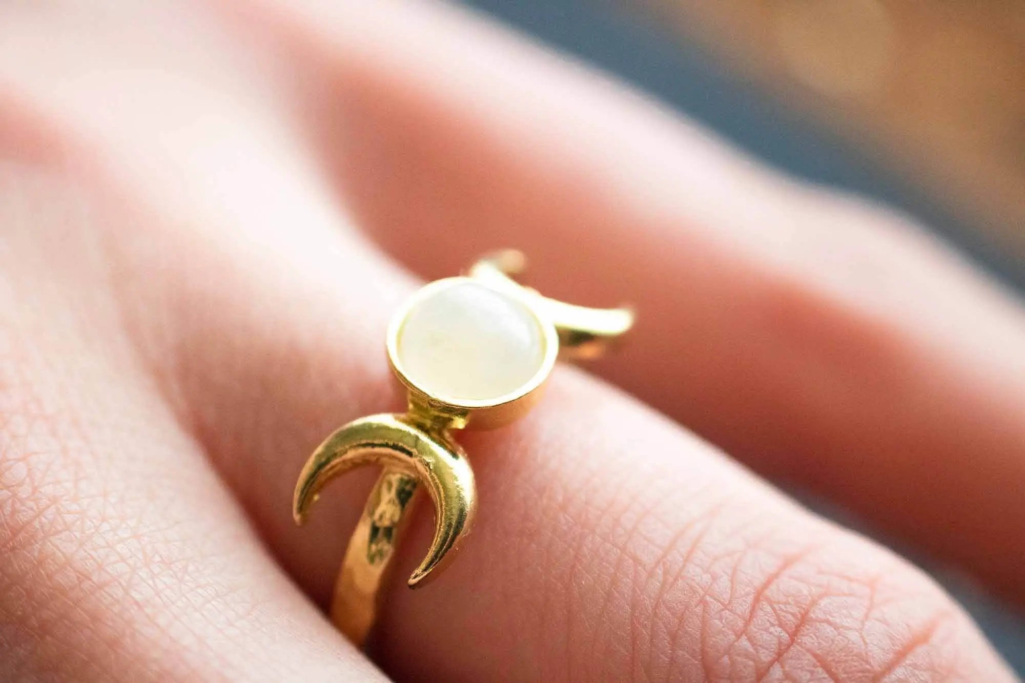 Bague Celestine en Labradorite blanche et triple lune dorée lunamanashop