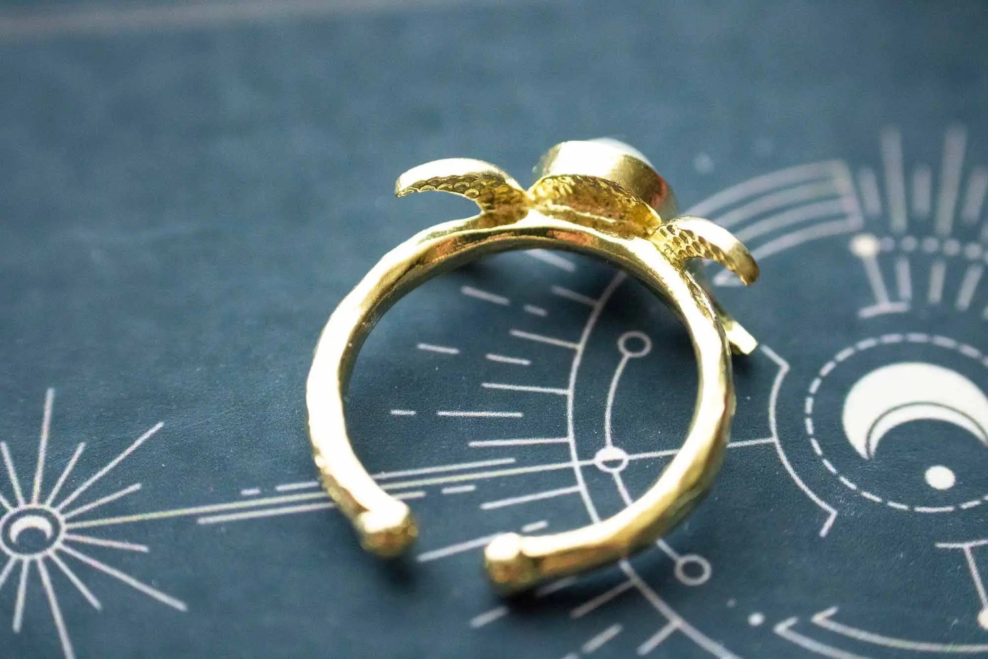 Bague Celestine en Labradorite blanche et triple lune dorée lunamanashop