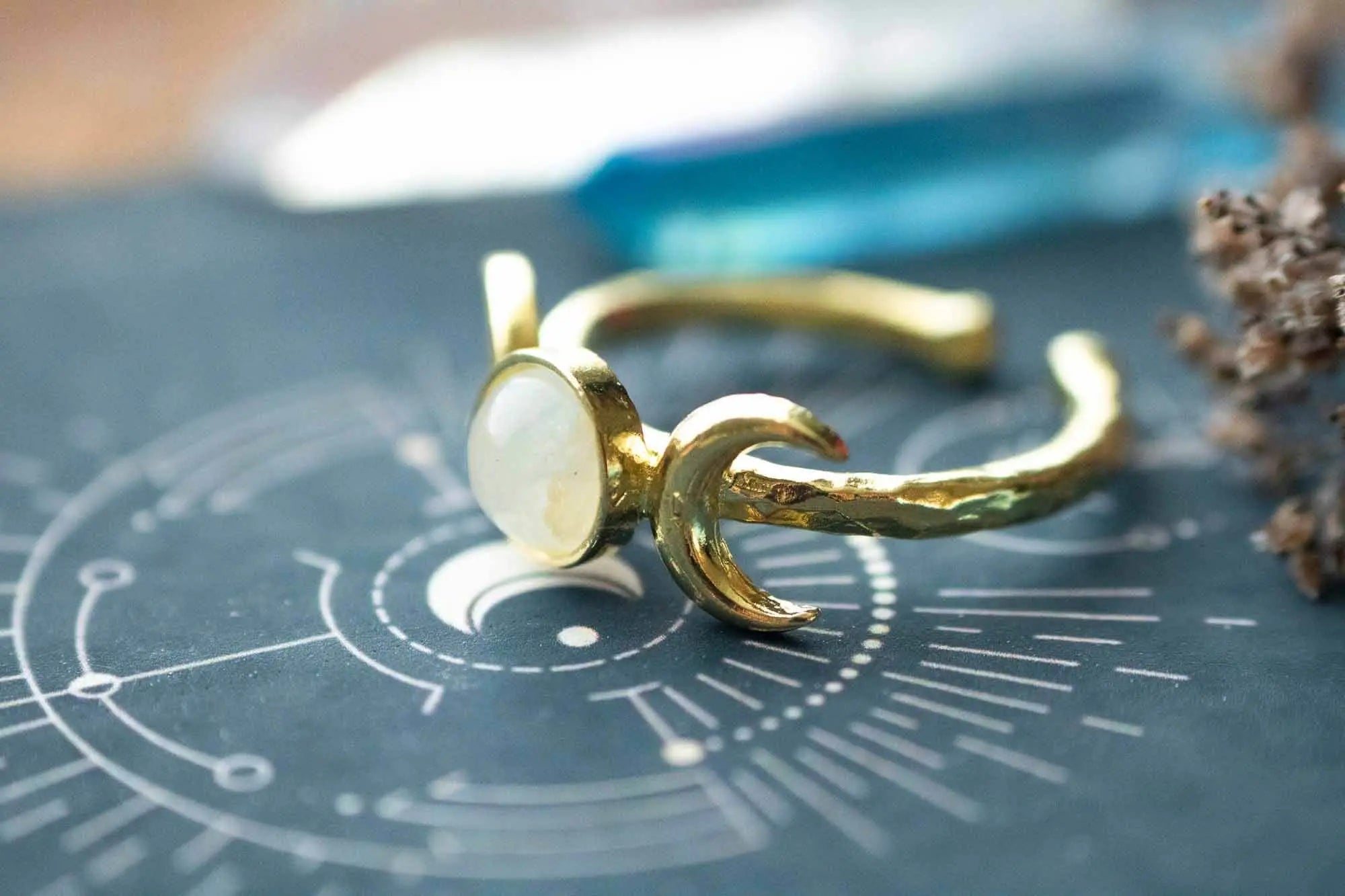Bague Celestine en Labradorite blanche et triple lune dorée lunamanashop