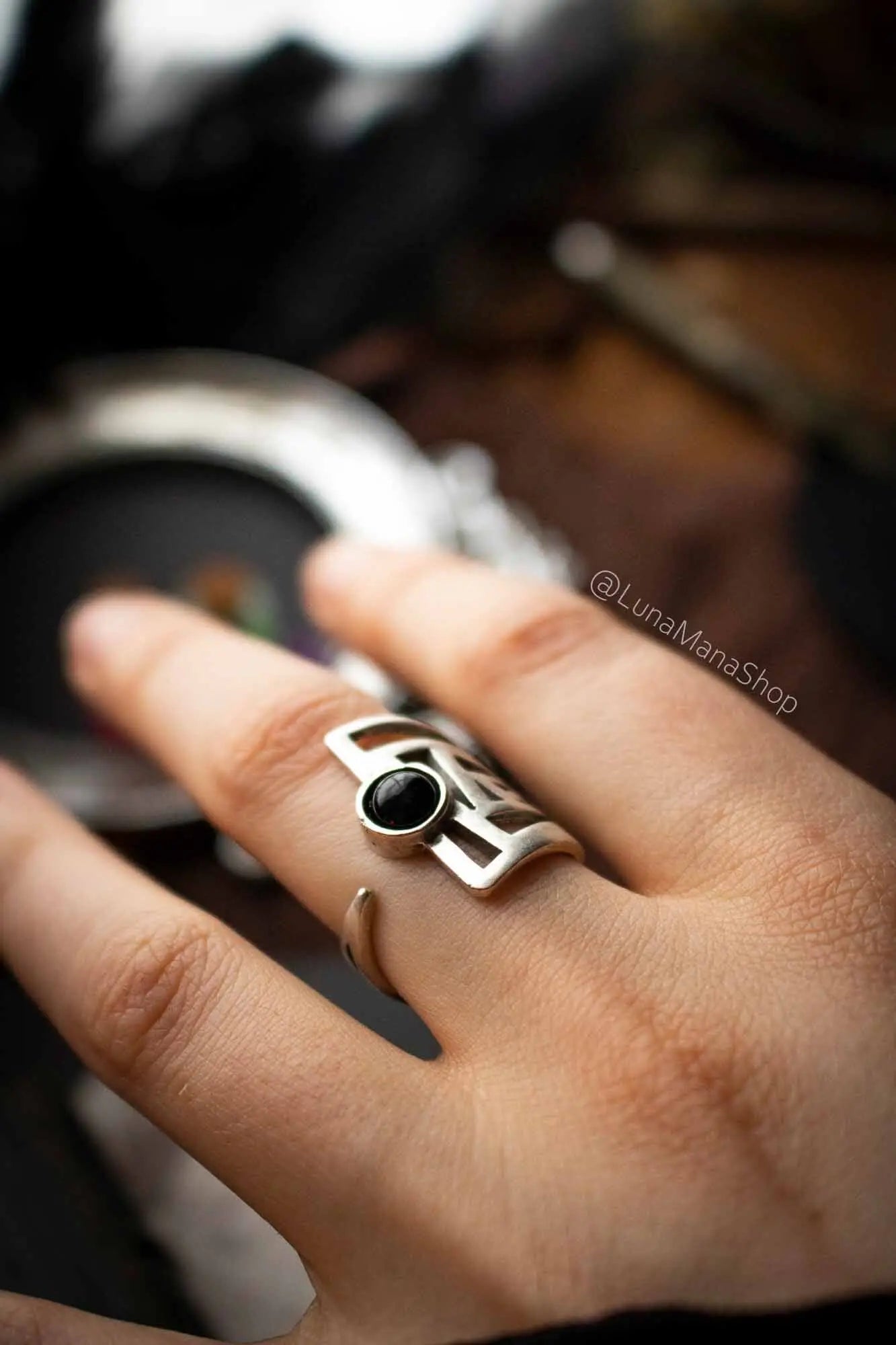 Bague Dreone en Agate noire et base argentée géométrique lunamanashop