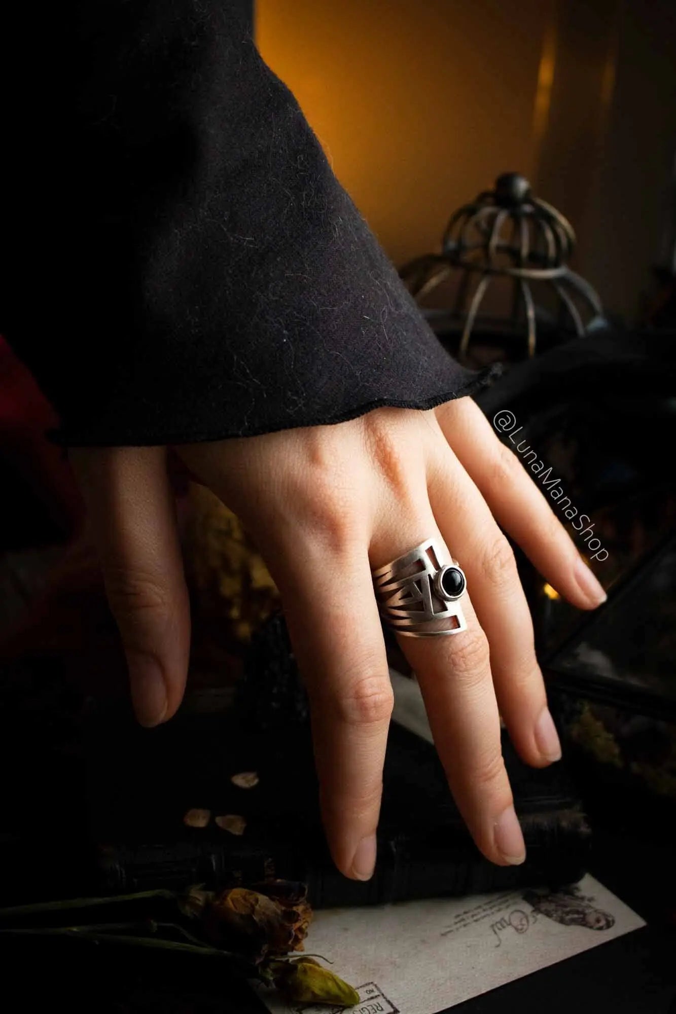 Bague Dreone en Agate noire et base argentée géométrique lunamanashop