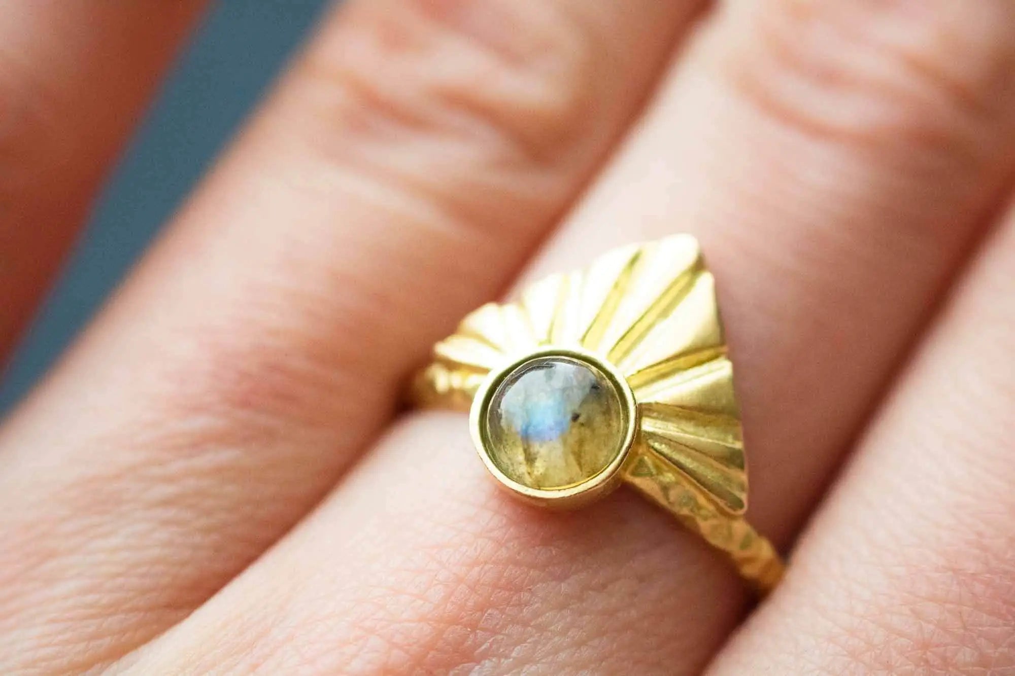 Bague Labradorite Isis triangulaire et dorée lunamanashop