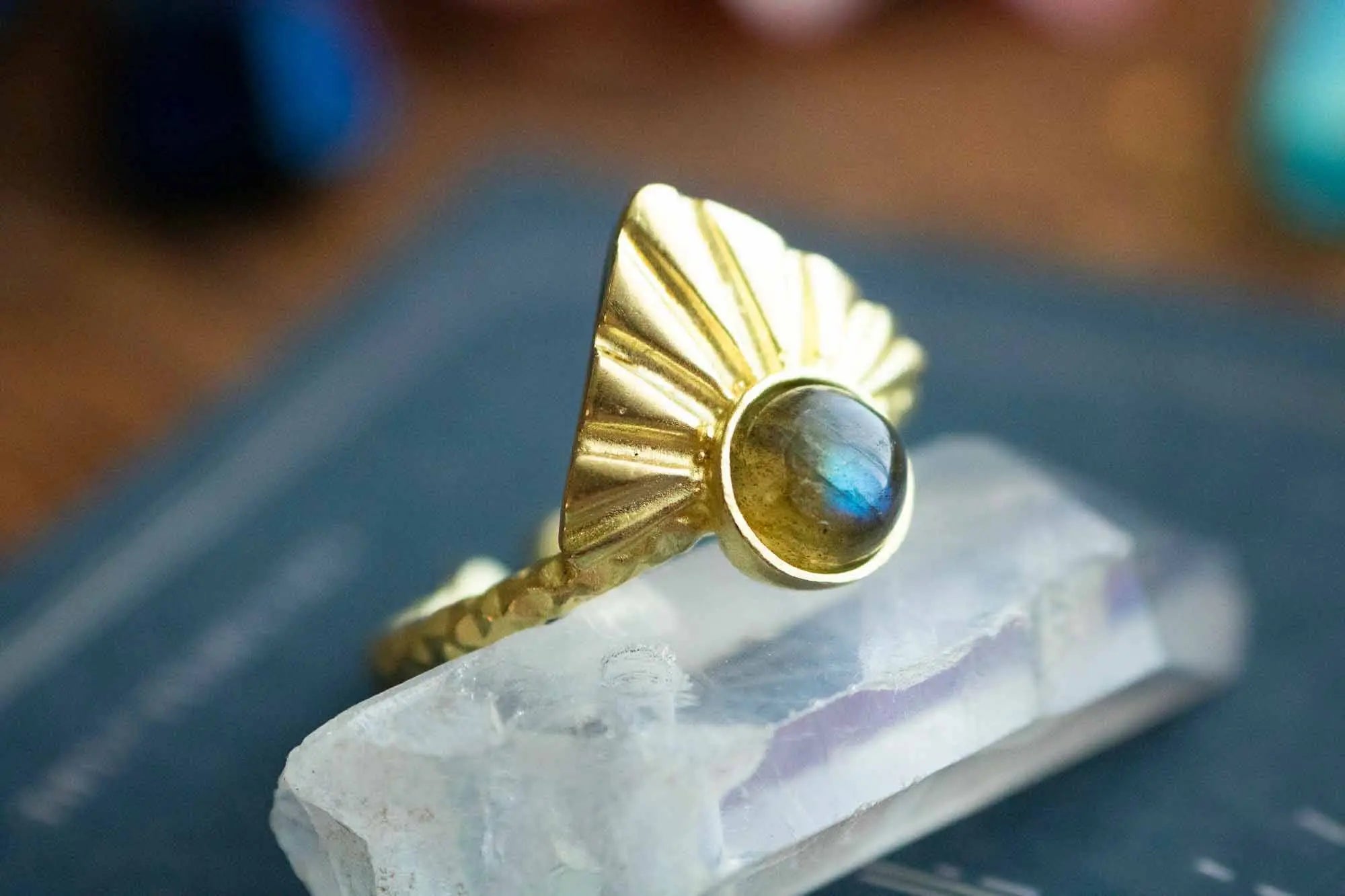 Bague Labradorite Isis triangulaire et dorée lunamanashop