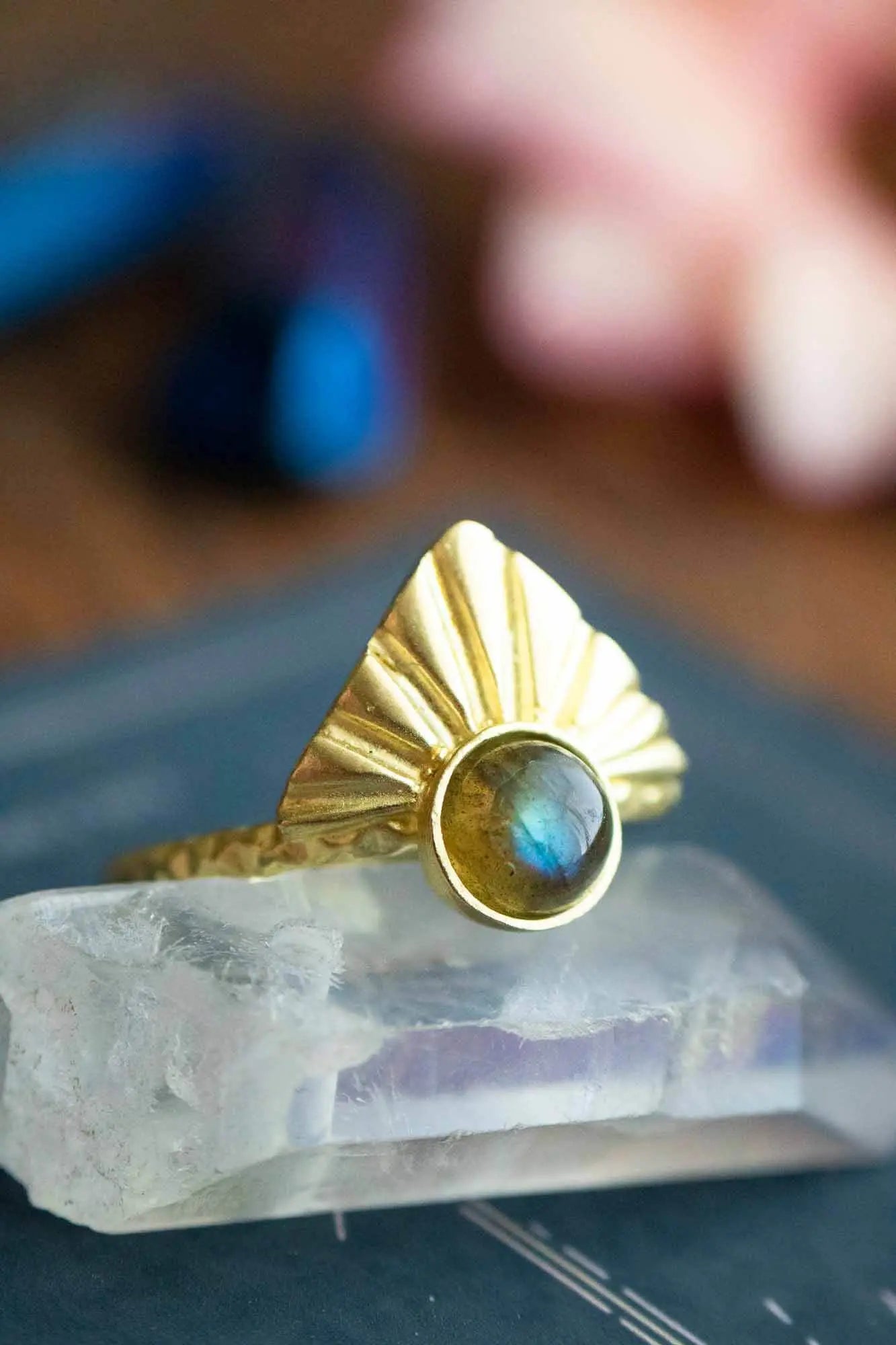 Bague Labradorite Isis triangulaire et dorée lunamanashop