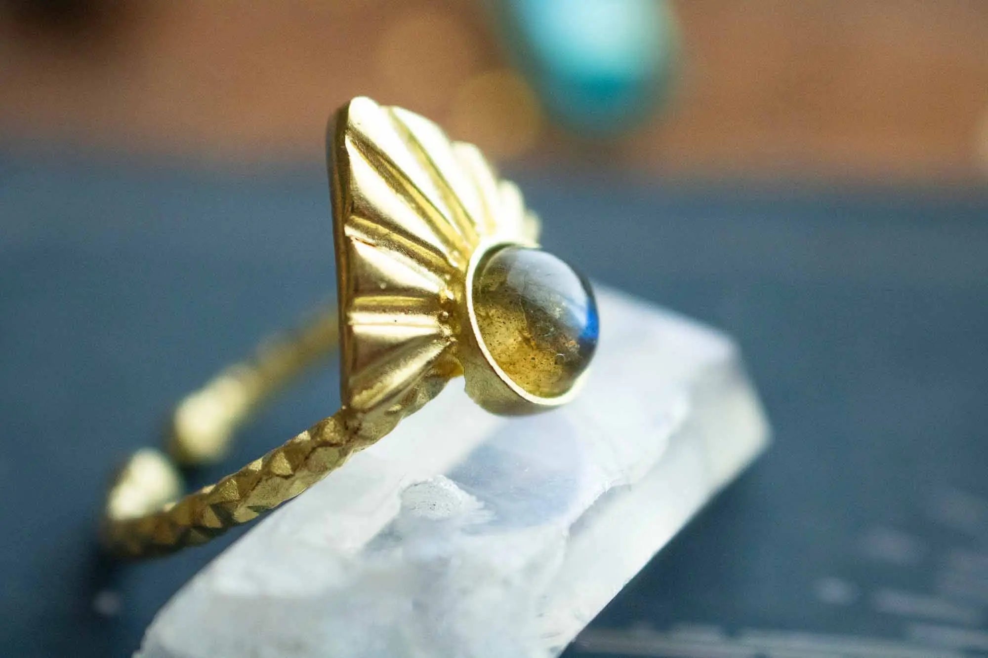 Bague Labradorite Isis triangulaire et dorée lunamanashop