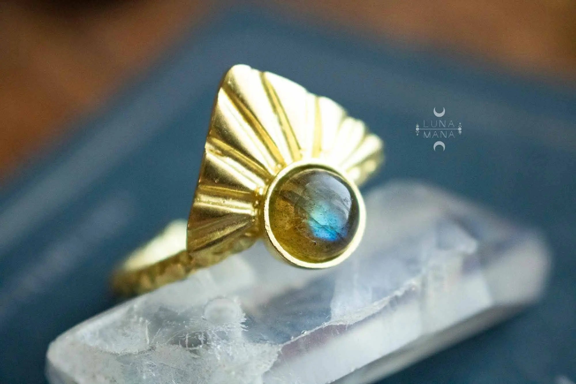 Bague Labradorite Isis triangulaire et dorée lunamanashop