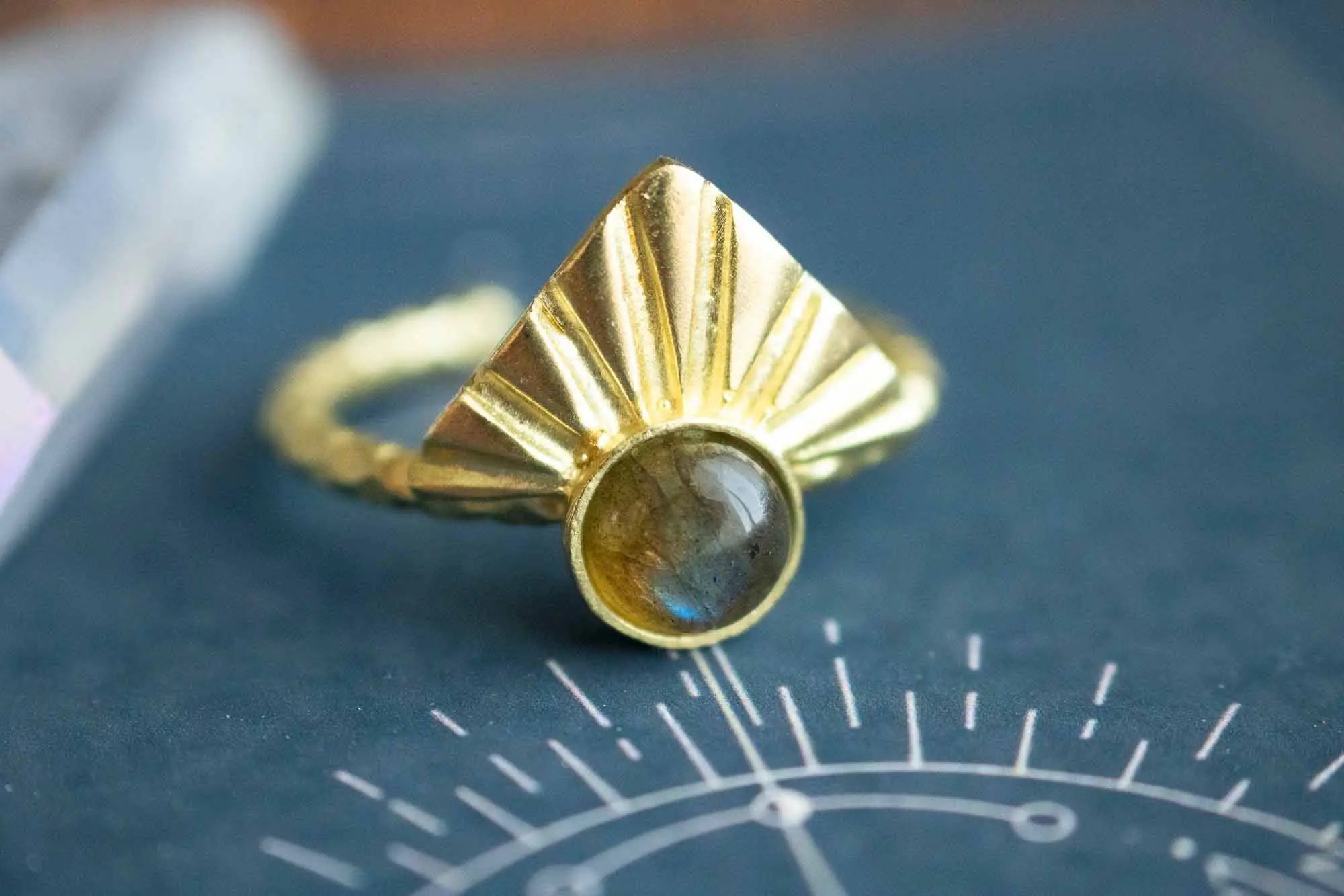 Bague Labradorite Isis triangulaire et dorée lunamanashop