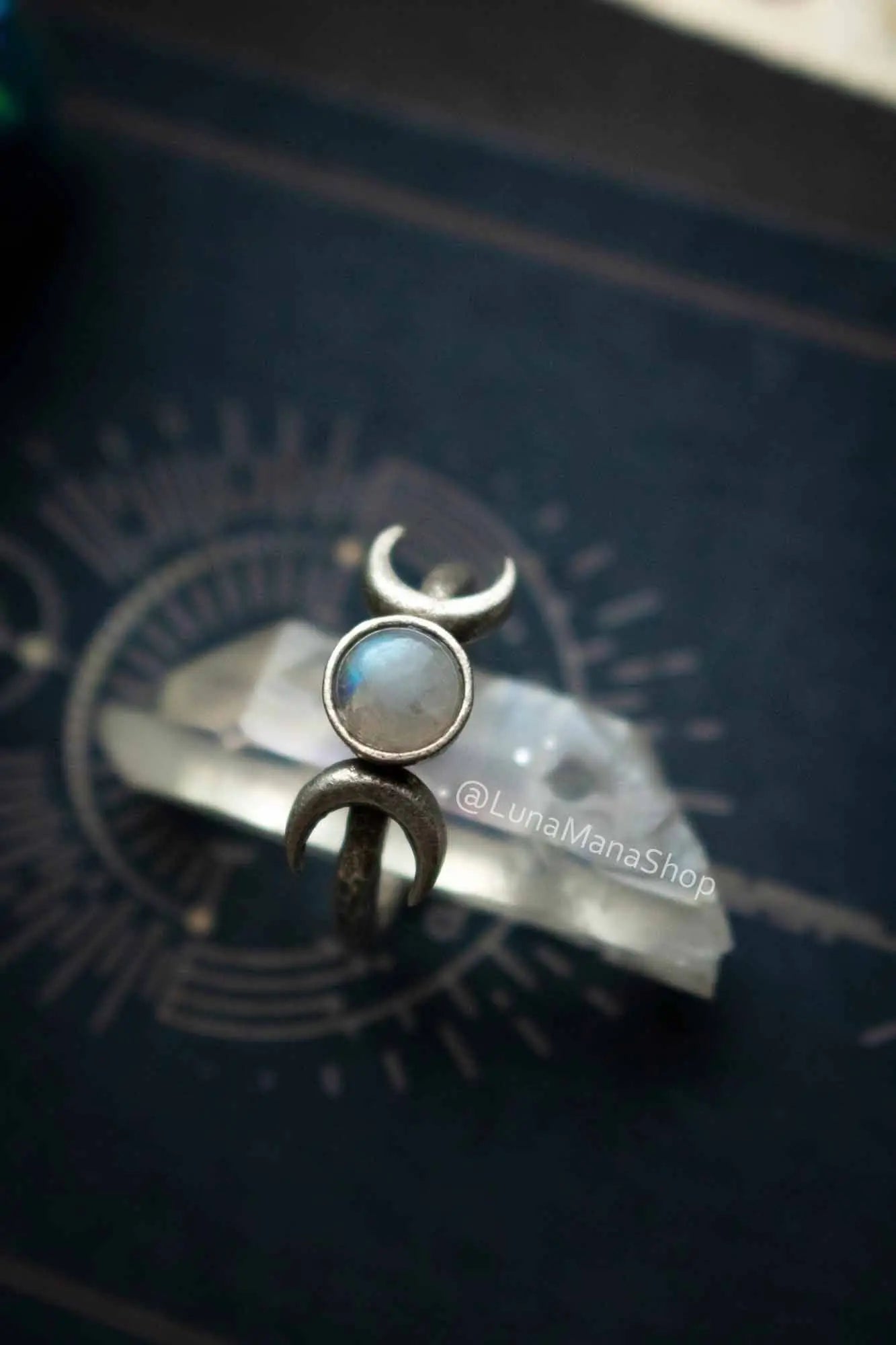 Bague Lumina en Labradorite blanche et triple lune argentée lunamanashop