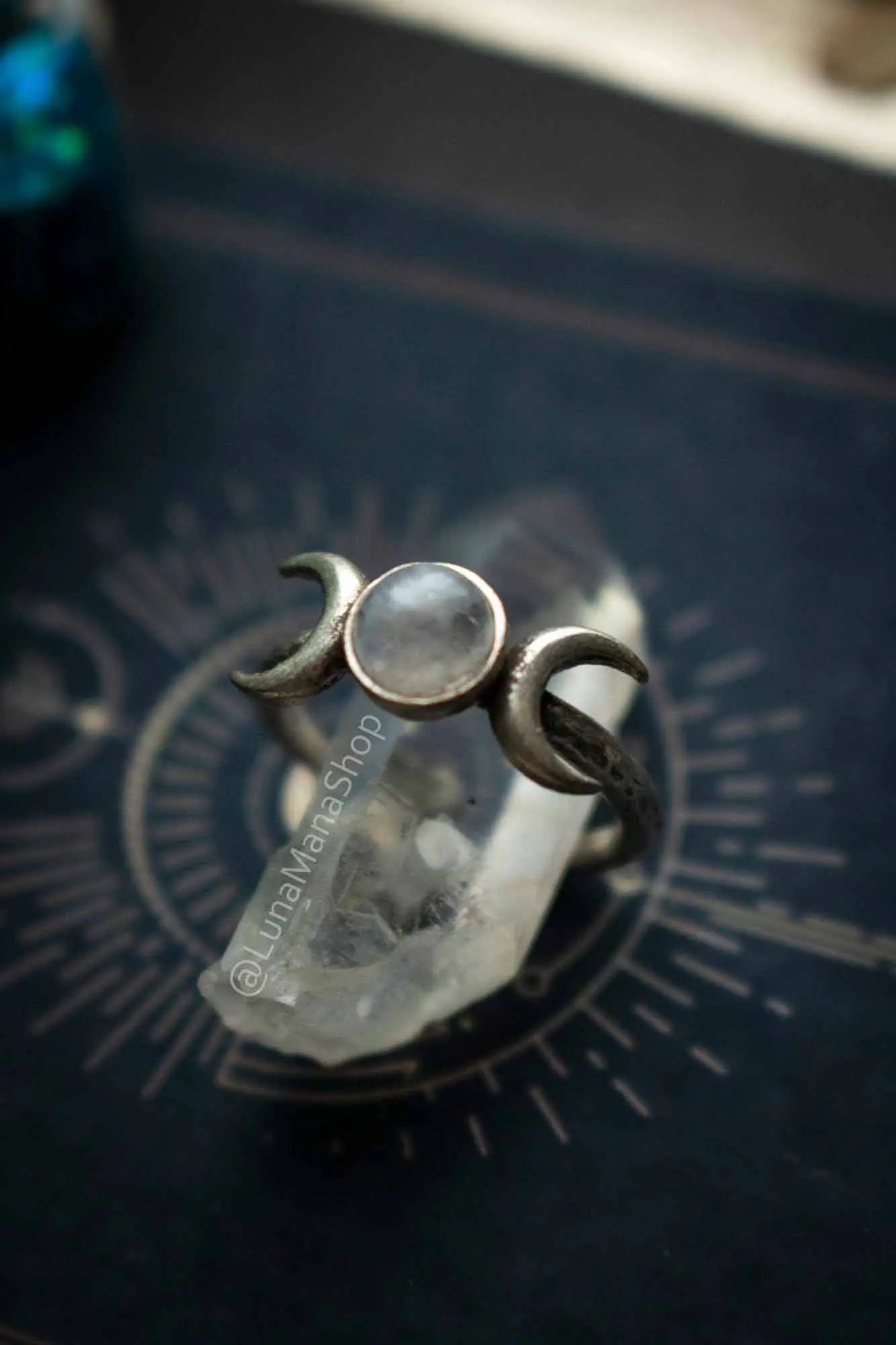 Bague Lumina en Labradorite blanche et triple lune argentée lunamanashop