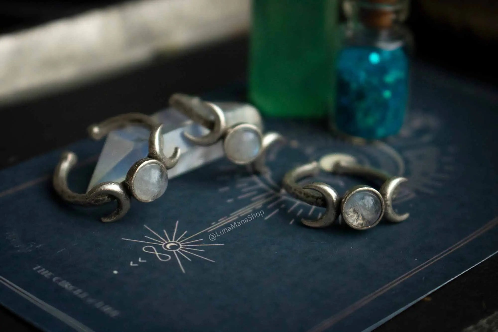 Bague Lumina en Labradorite blanche et triple lune argentée lunamanashop