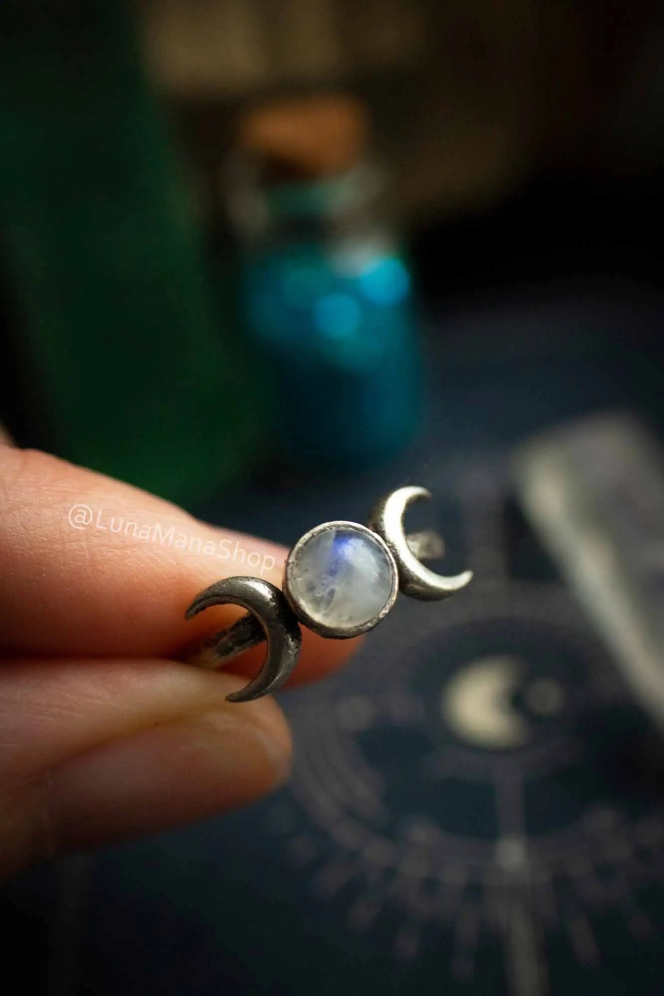 Bague Lumina en Labradorite blanche et triple lune argentée lunamanashop