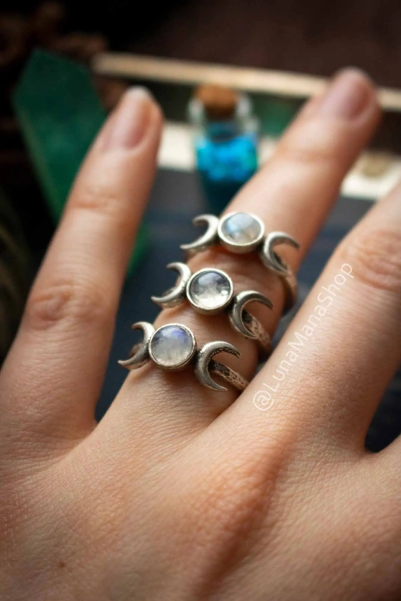 Bague Lumina en Labradorite blanche et triple lune argentée lunamanashop