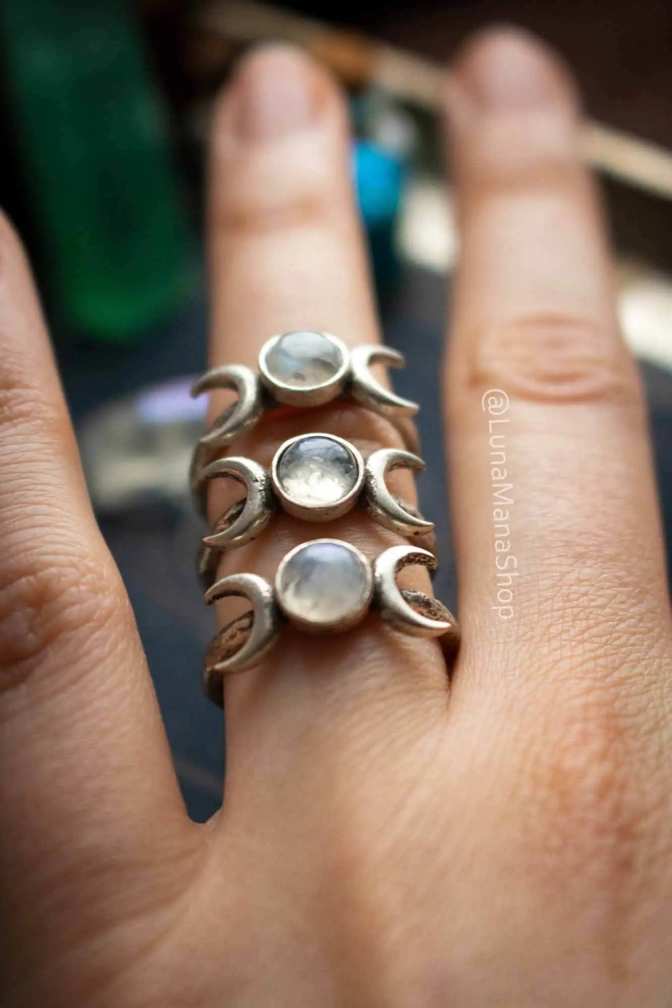 Bague Lumina en Labradorite blanche et triple lune argentée lunamanashop