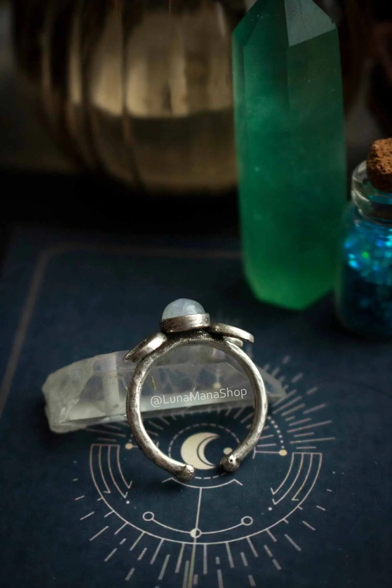 Bague Lumina en Labradorite blanche et triple lune argentée lunamanashop