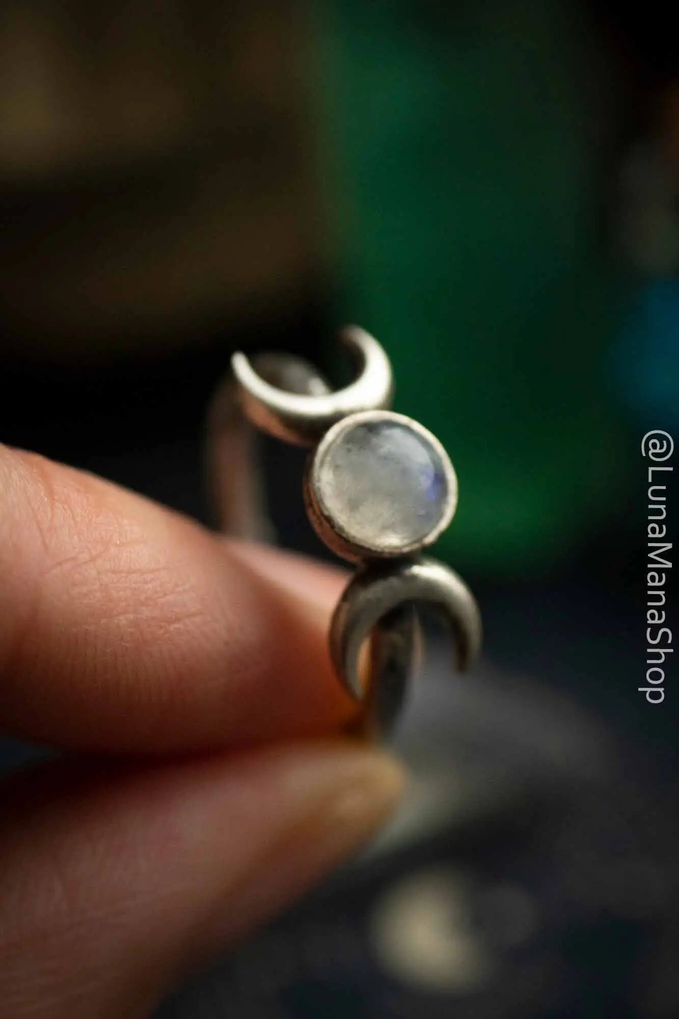 Bague Lumina en Labradorite blanche et triple lune argentée lunamanashop