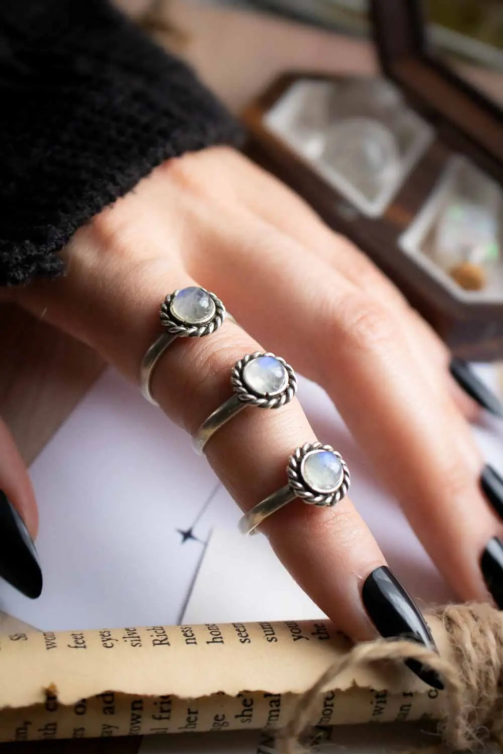 Bague Aurore boréale - Labradorite blanche aux reflets bleutés lunamanashop