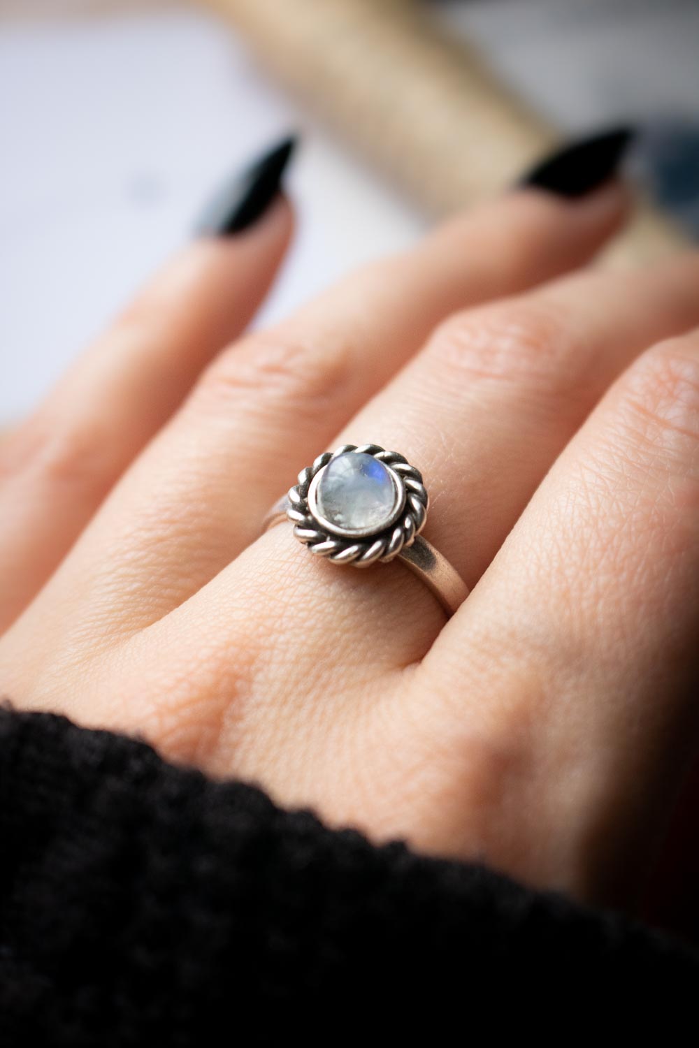Bague Aurore boréale - Labradorite blanche aux reflets bleutés lunamanashop