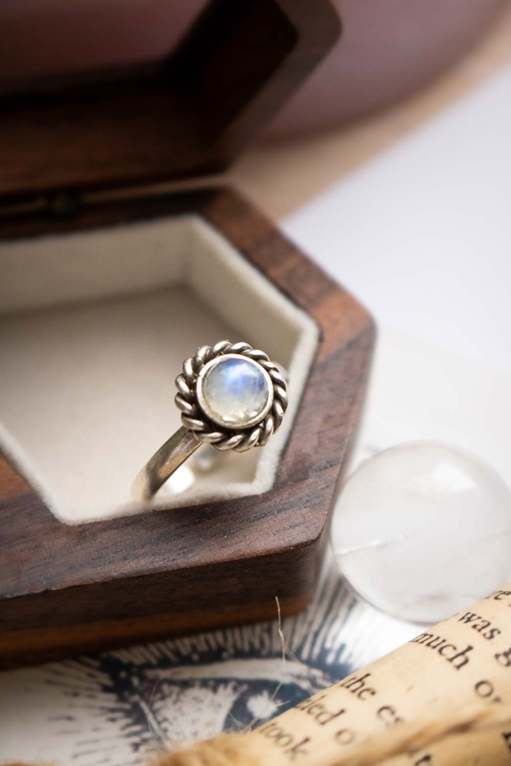 Bague Aurore boréale - Labradorite blanche aux reflets bleutés lunamanashop