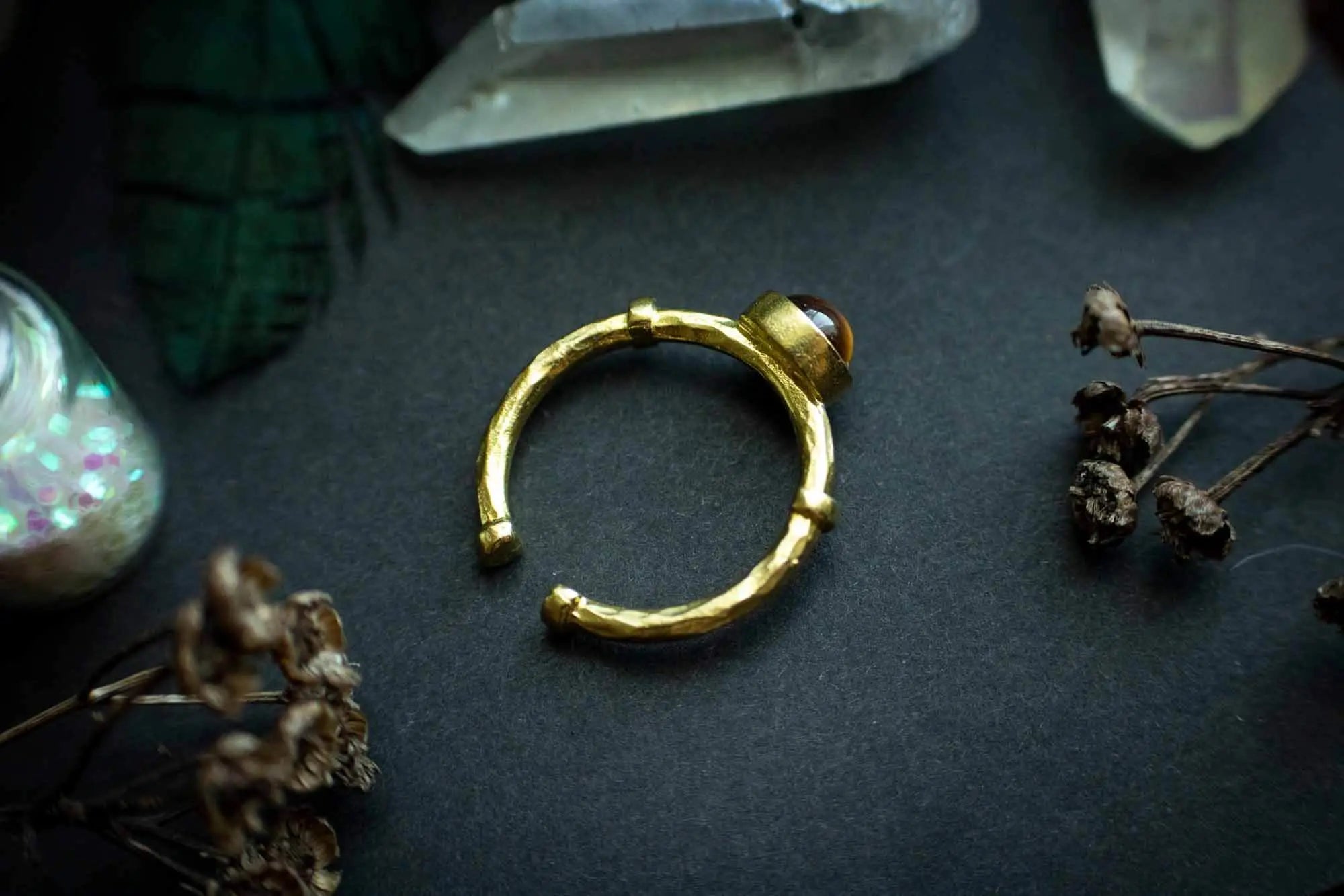 Bague en Oeil de tigre et base dorée lunamanashop
