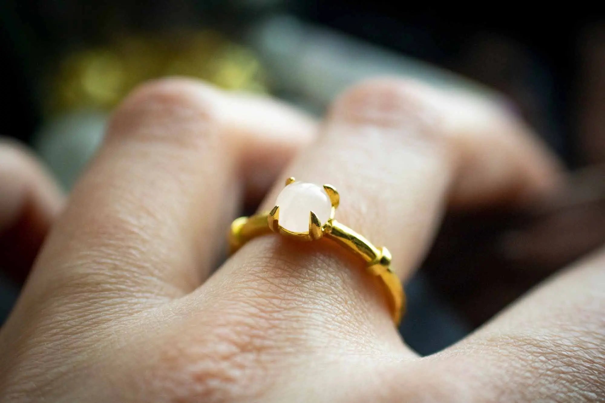 Bague en Quartz rose et base dorée lunamanashop