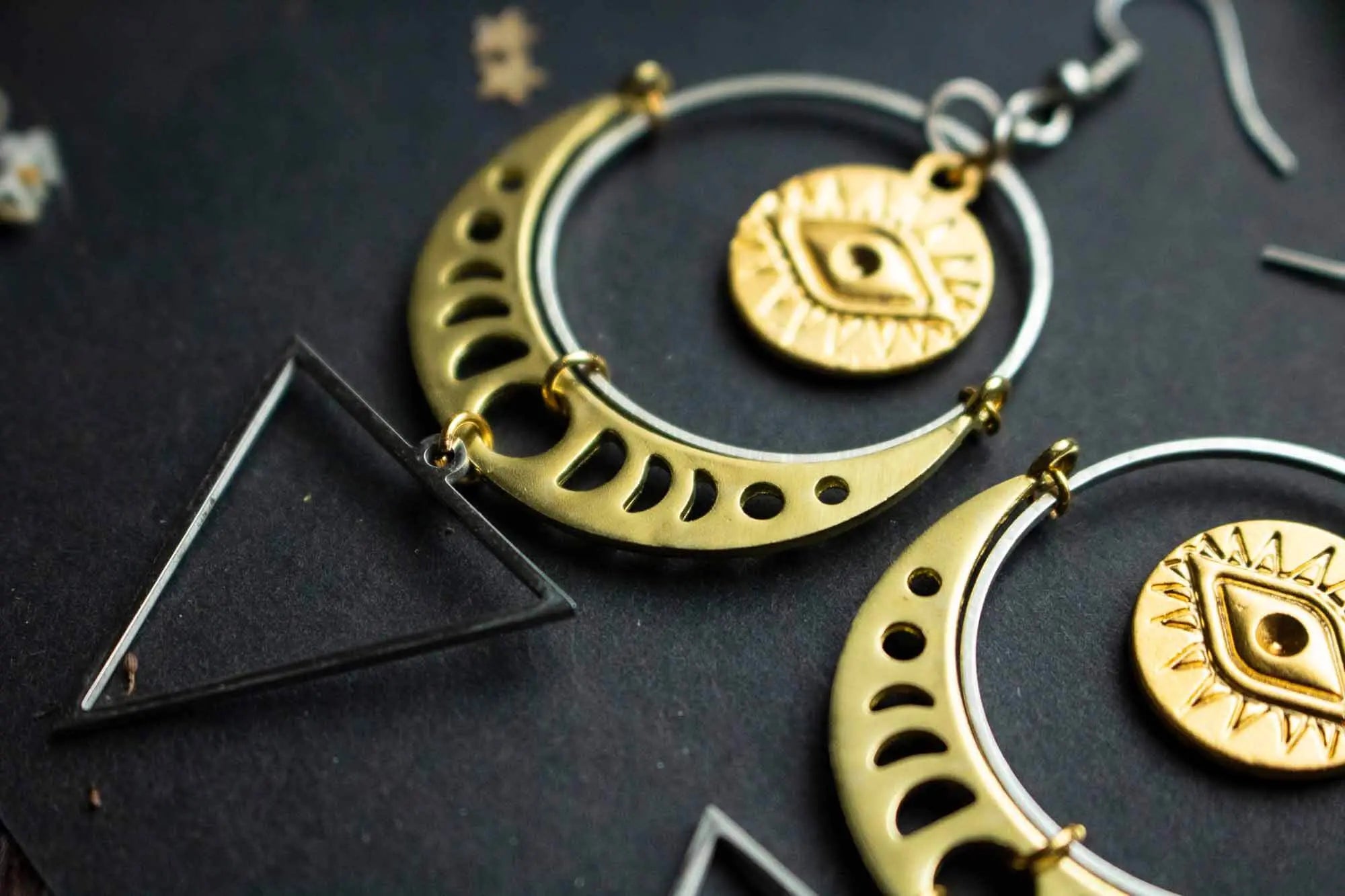 Boucle d'oreille Élément Alchimique Eau avec breloque œil doré (à l'unité) lunamanashop