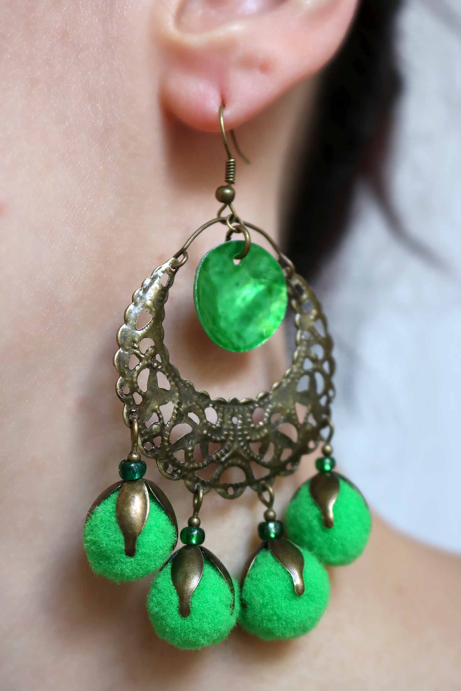 Boucles d'oreilles en dentelle de bronze et pompon vert lunamanashop