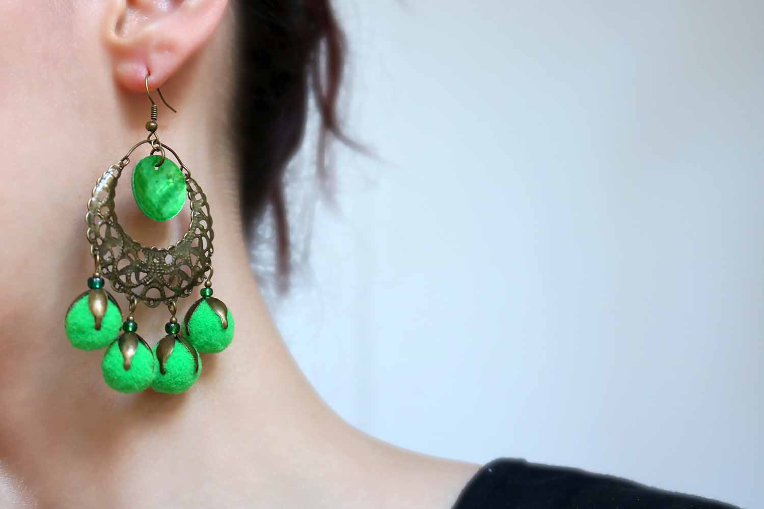 Boucles d'oreilles en dentelle de bronze et pompon vert lunamanashop