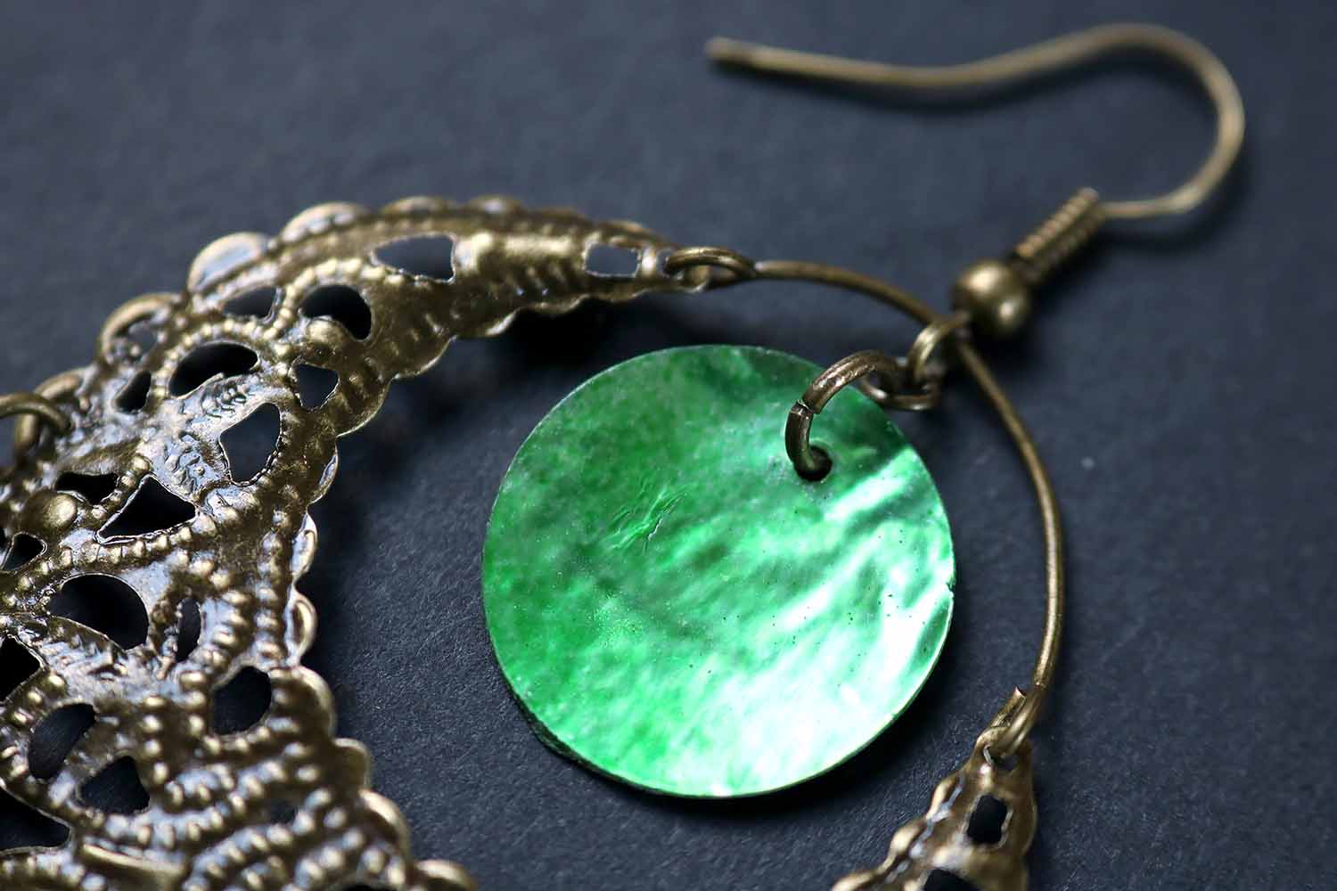 Boucles d'oreilles en dentelle de bronze et pompon vert lunamanashop