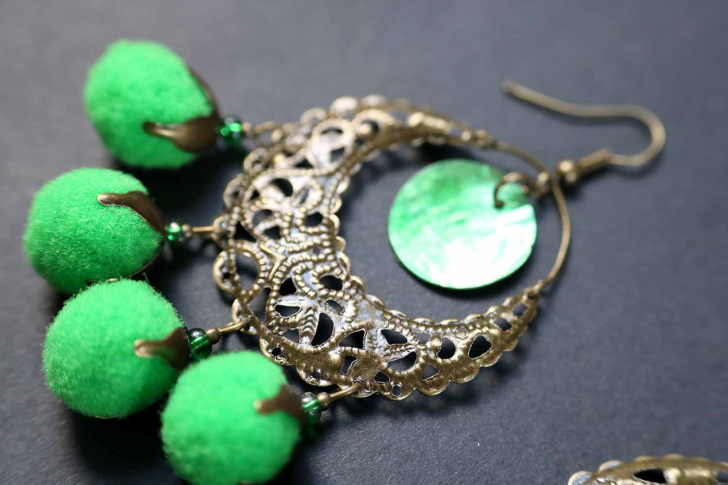 Boucles d'oreilles en dentelle de bronze et pompon vert lunamanashop