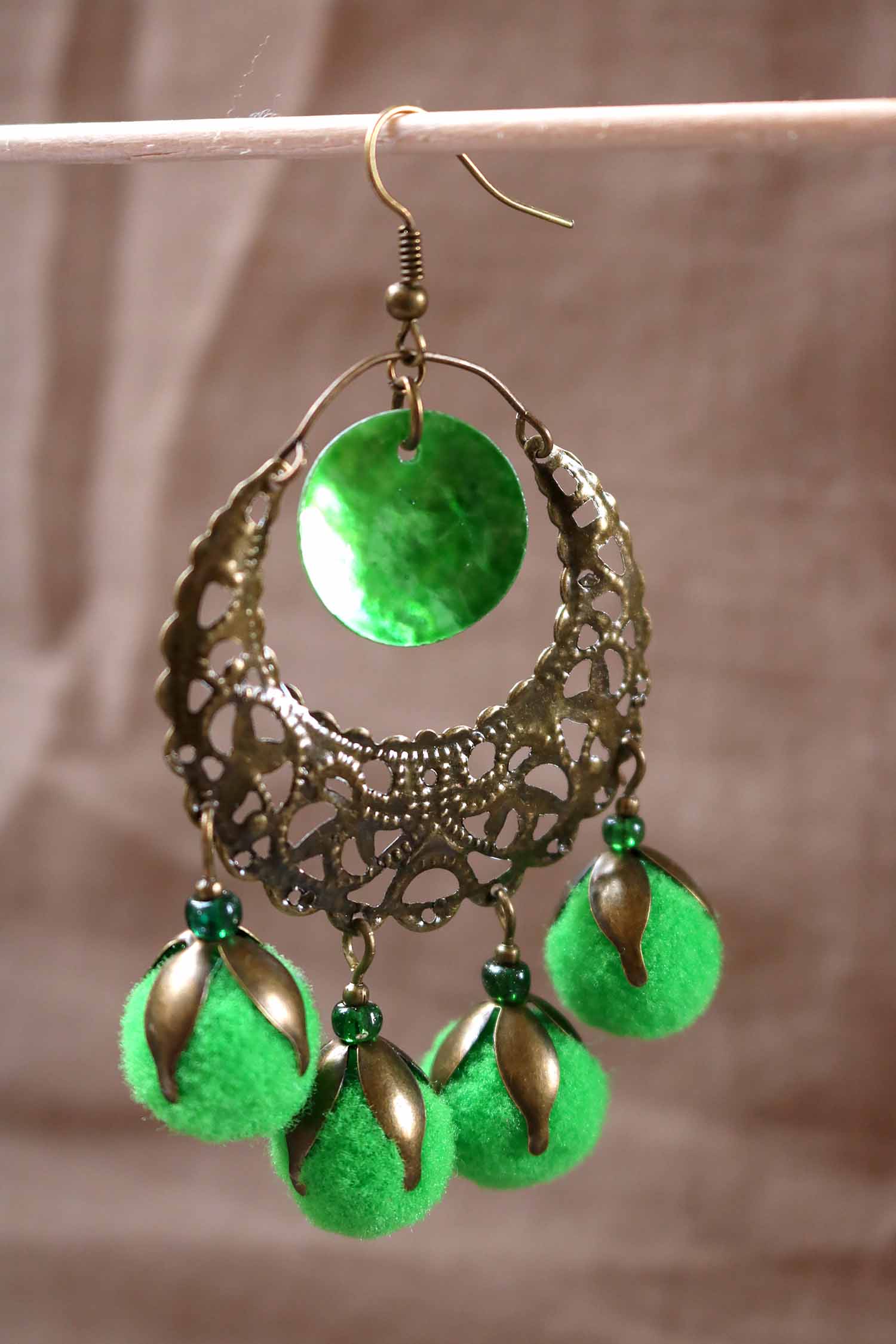 Boucles d'oreilles en dentelle de bronze et pompon vert lunamanashop