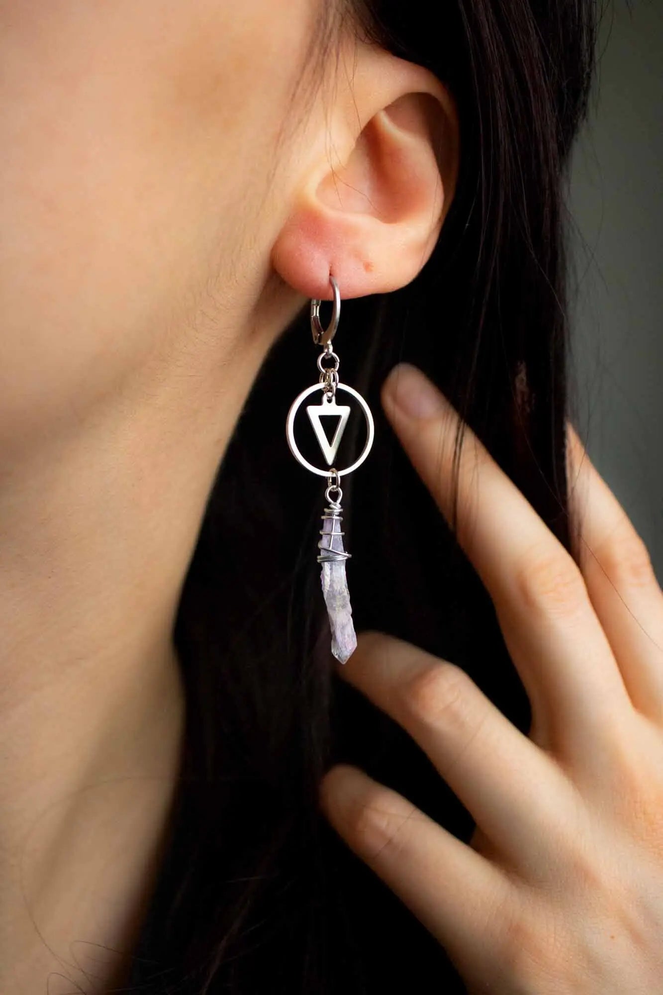 Boucles créoles avec breloque et pointe de cristal quartz violet lunamanashop