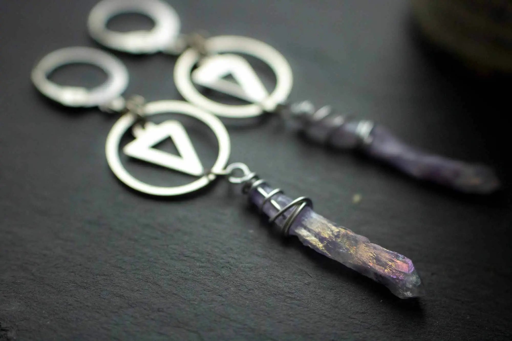 Boucles créoles avec breloque et pointe de cristal quartz violet lunamanashop