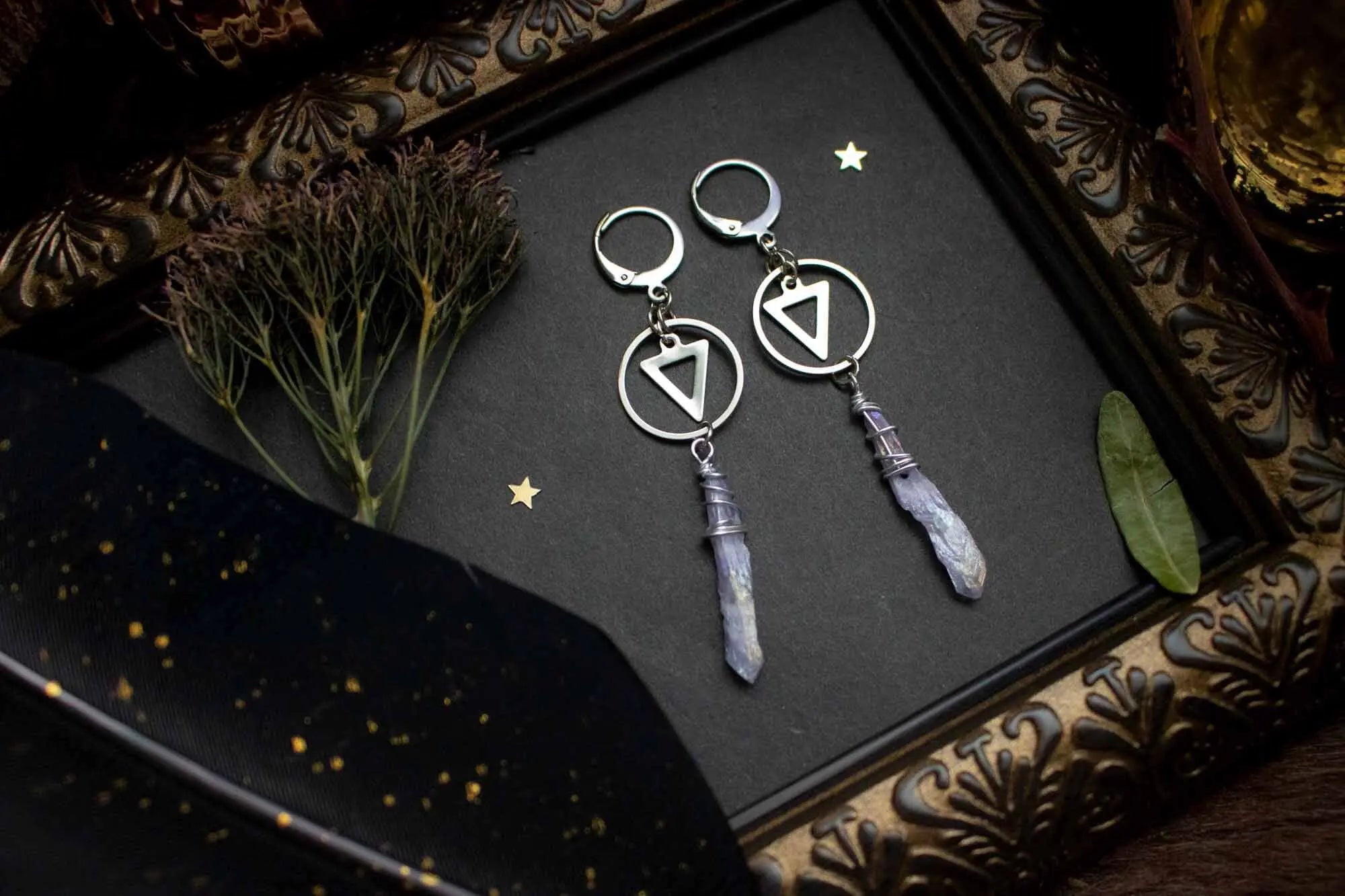 Boucles créoles avec breloque et pointe de cristal quartz violet lunamanashop