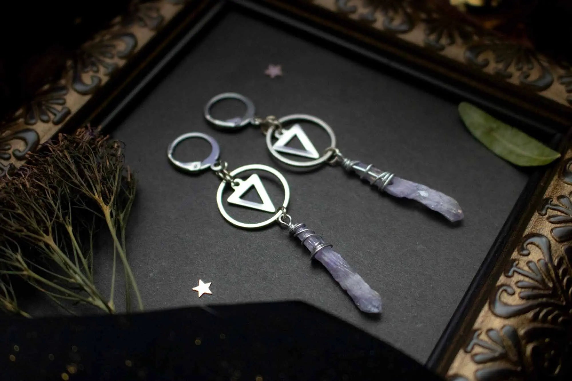 Boucles créoles avec breloque et pointe de cristal quartz violet lunamanashop