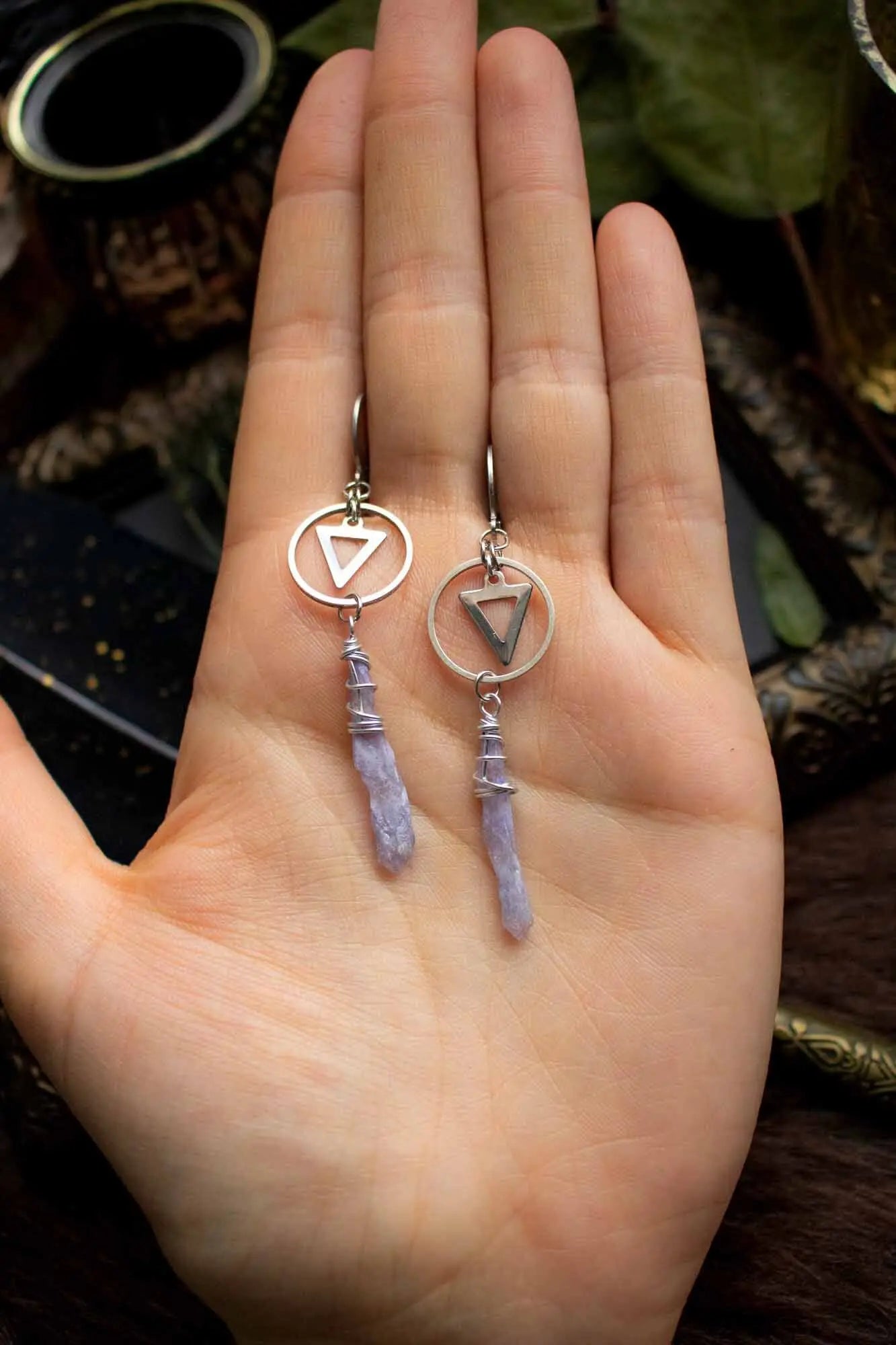 Boucles créoles avec breloque et pointe de cristal quartz violet lunamanashop