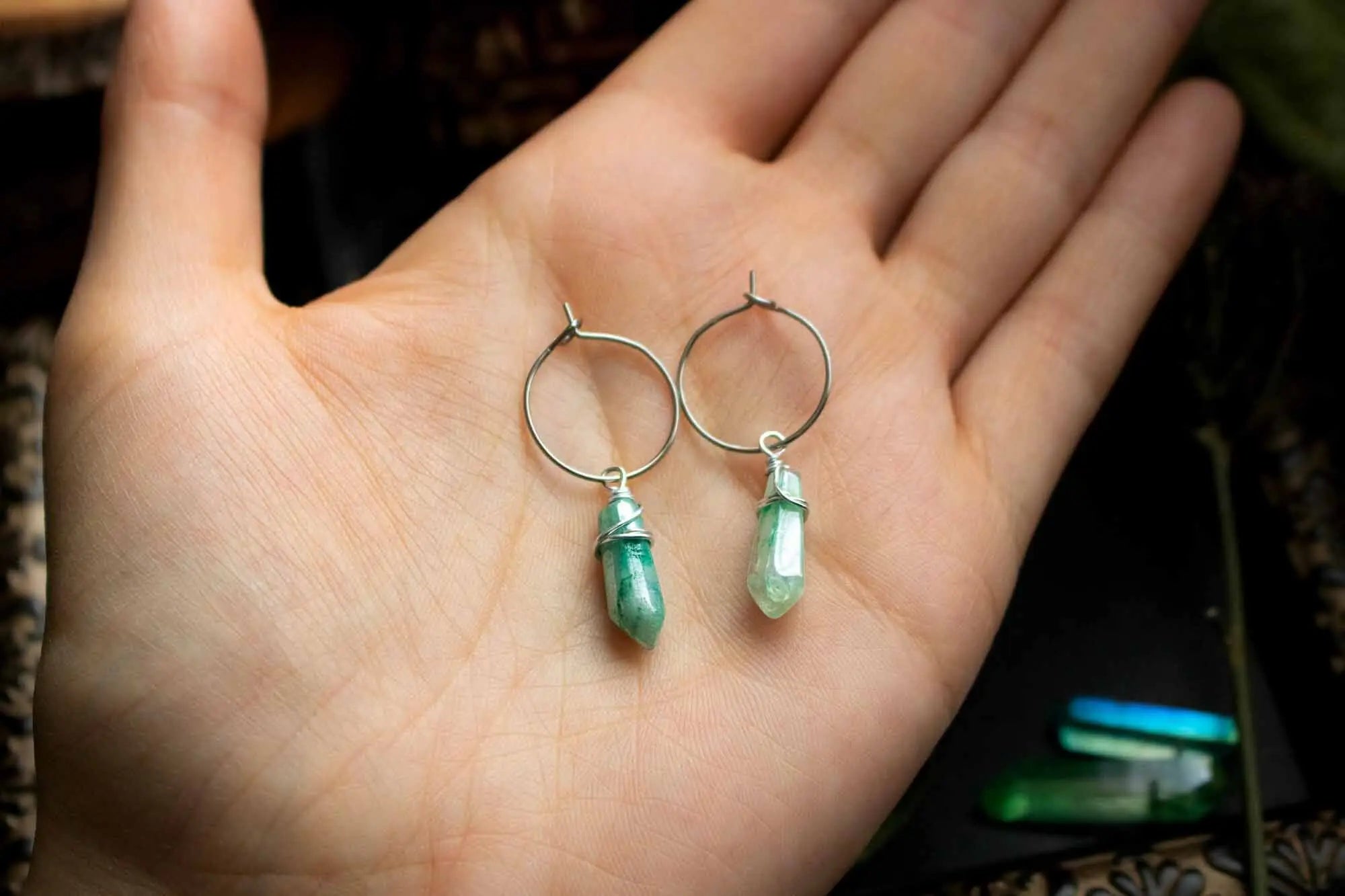 Boucles créoles avec pointe de cristal quartz vert pastel lunamanashop