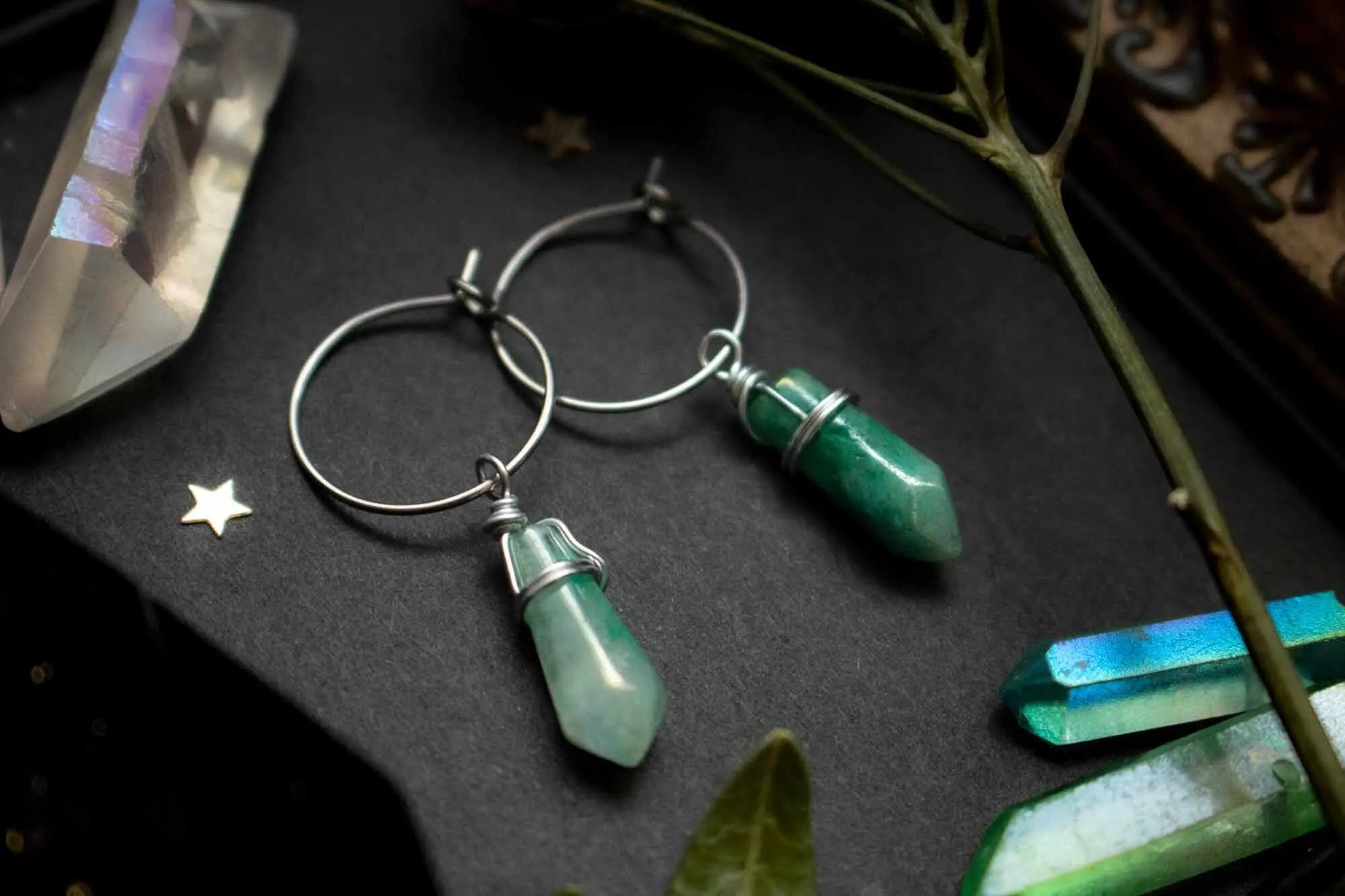 Boucles créoles avec pointe de cristal quartz vert pastel lunamanashop