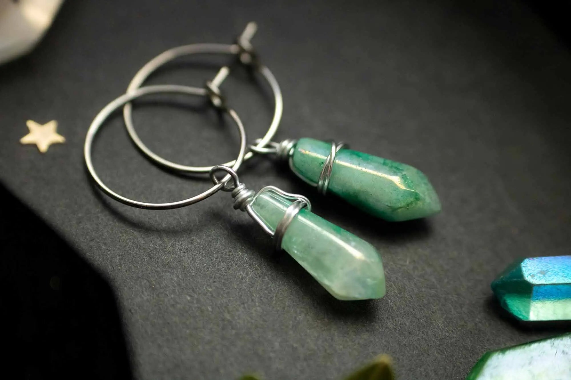 Boucles créoles avec pointe de cristal quartz vert pastel lunamanashop