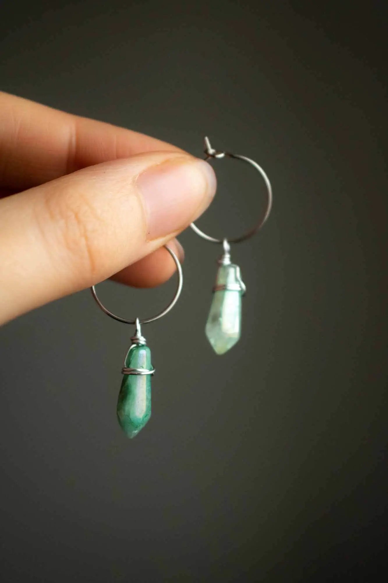 Boucles créoles avec pointe de cristal quartz vert pastel lunamanashop