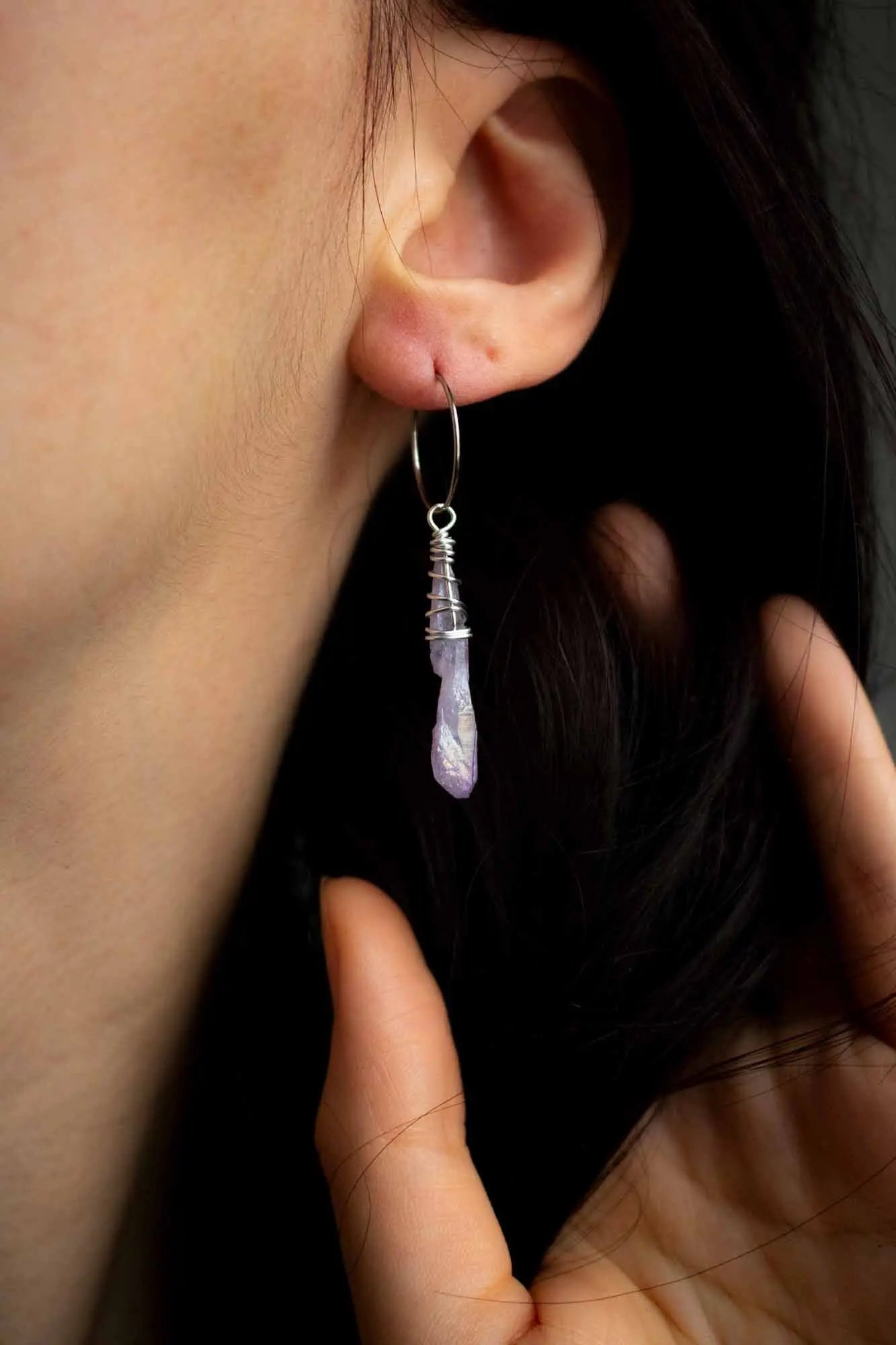 Boucles créoles avec pointe de cristal quartz violet pastel lunamanashop