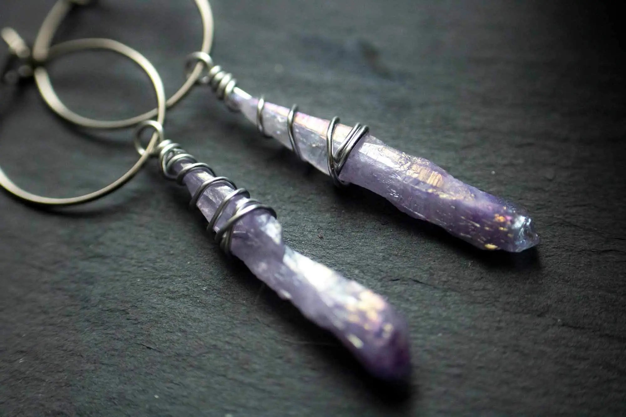 Boucles créoles avec pointe de cristal quartz violet pastel lunamanashop