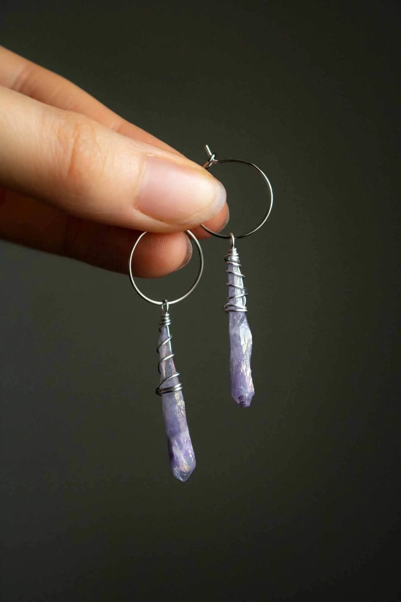 Boucles créoles avec pointe de cristal quartz violet pastel lunamanashop