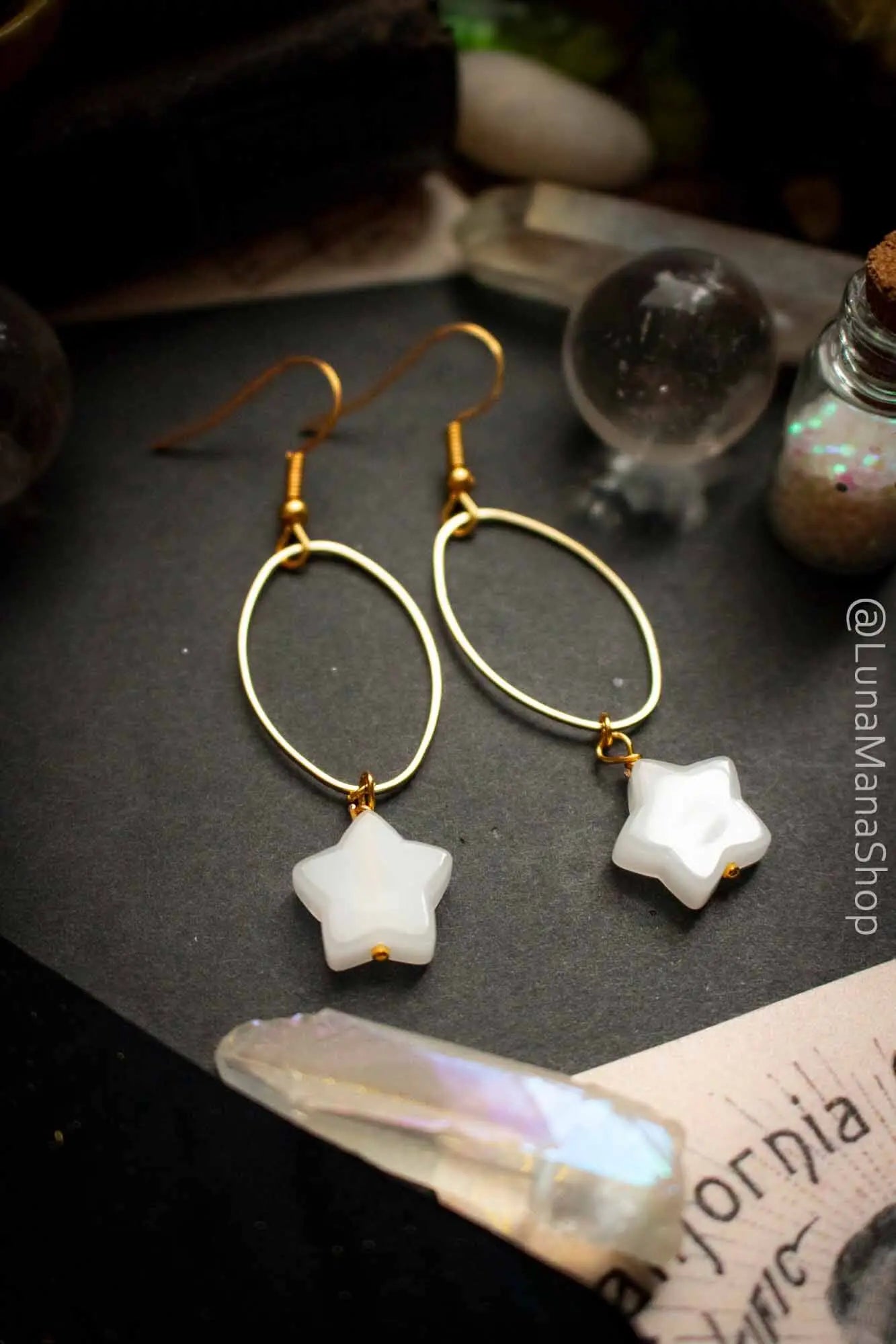 Boucles d'oreilles Jade lunaire dorées en jade blanc lunamanashop