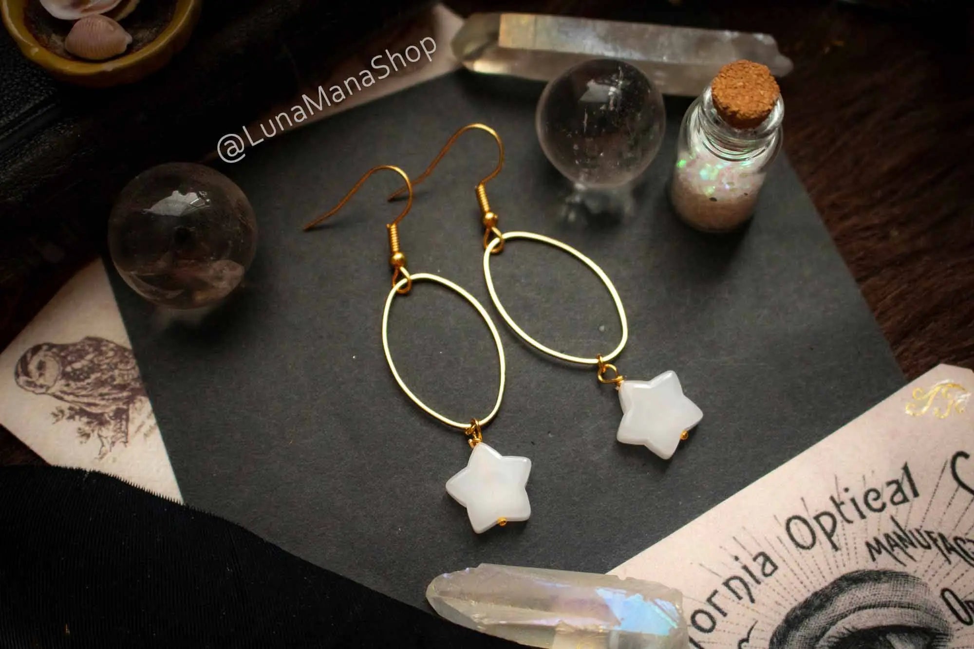 Boucles d'oreilles Jade lunaire dorées en jade blanc lunamanashop