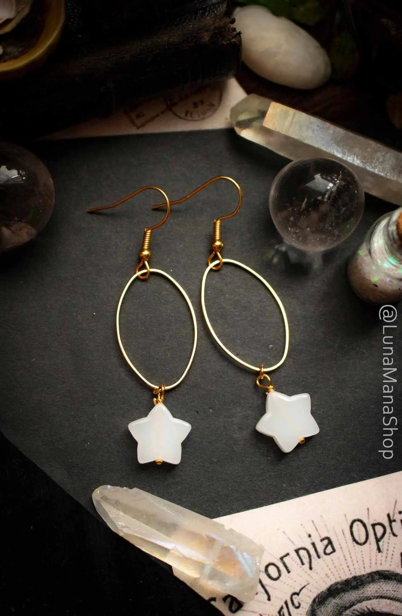 Boucles d'oreilles Jade lunaire dorées en jade blanc lunamanashop