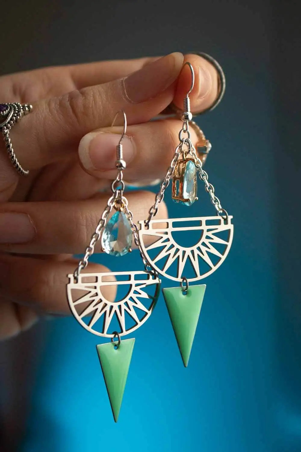 Boucles d'oreilles Lucia avec cristal bleu clair et breloque lunamanashop