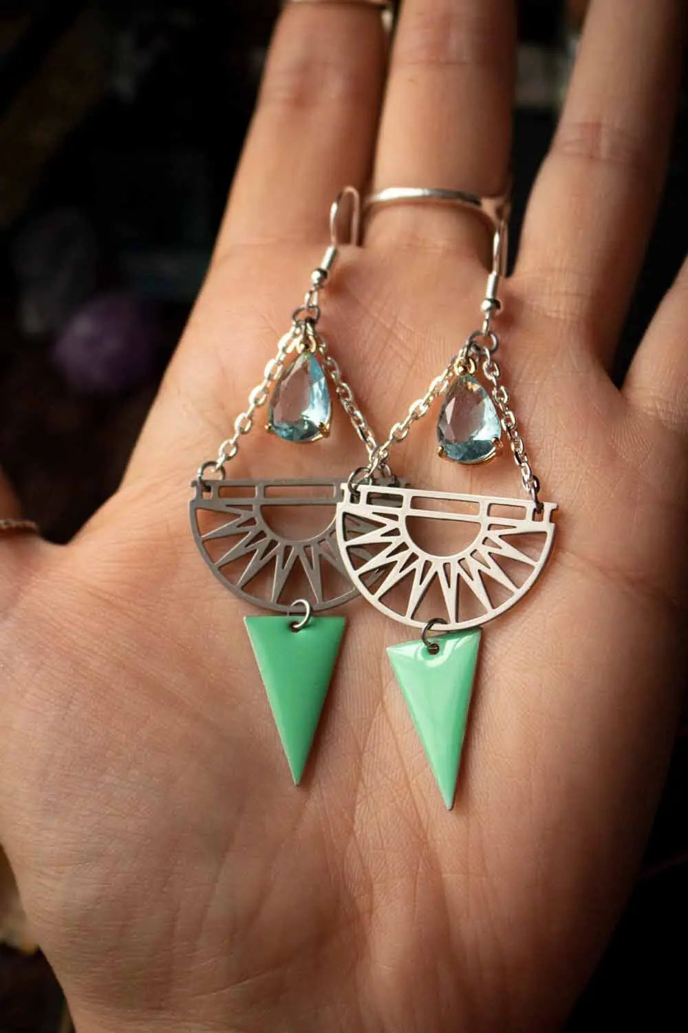 Boucles d'oreilles Lucia avec cristal bleu clair et breloque lunamanashop