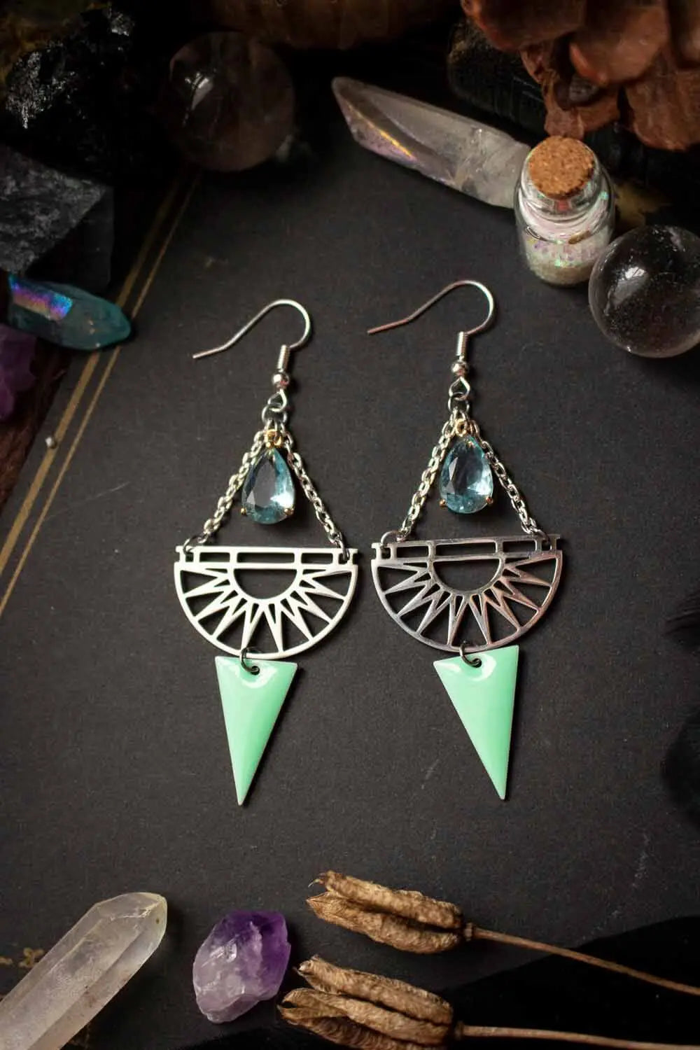 Boucles d'oreilles Lucia avec cristal bleu clair et breloque lunamanashop