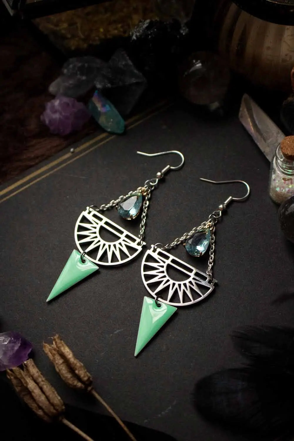 Boucles d'oreilles Lucia avec cristal bleu clair et breloque lunamanashop